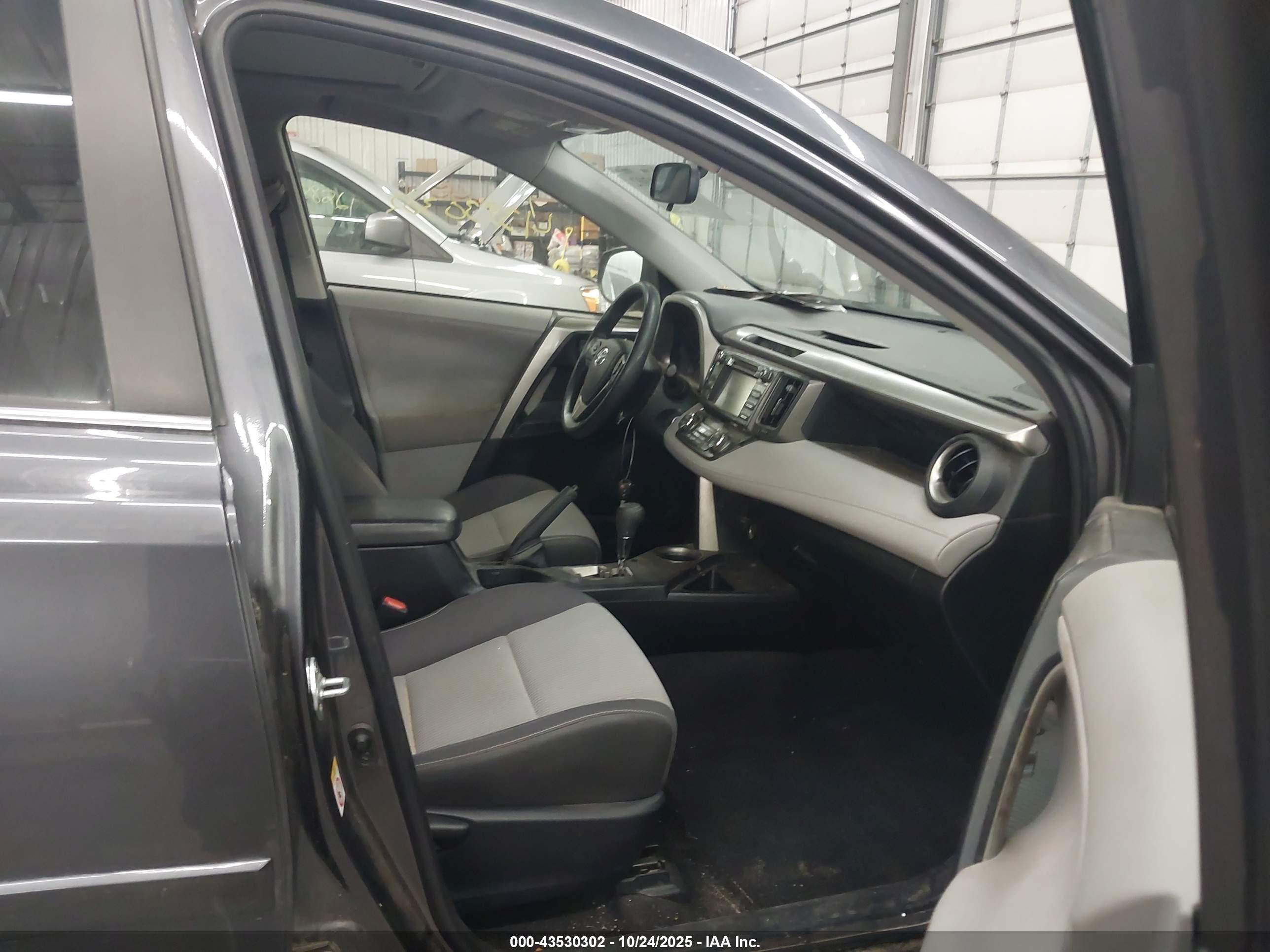 TOYOTA RAV4 image 5