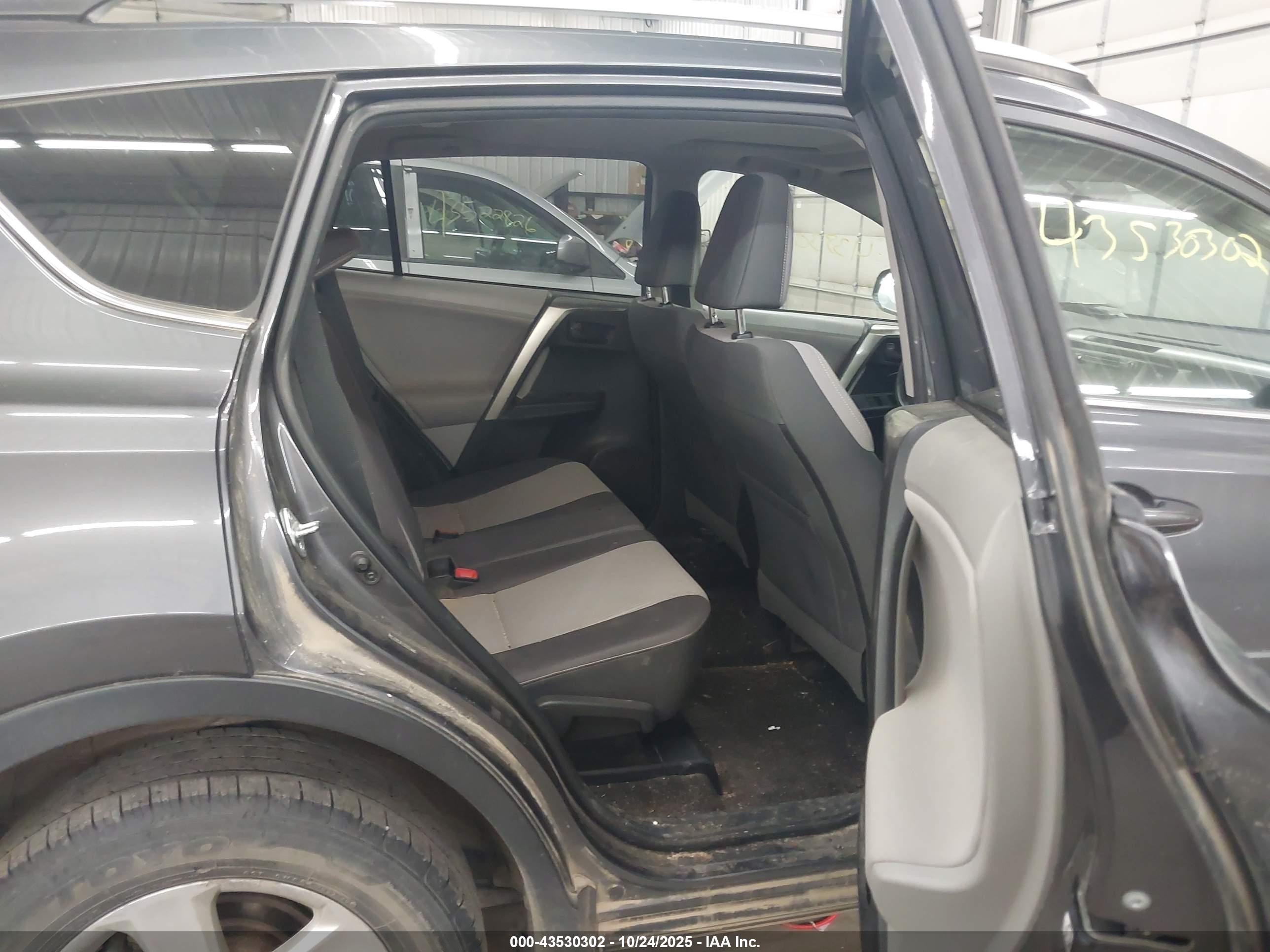TOYOTA RAV4 image 8