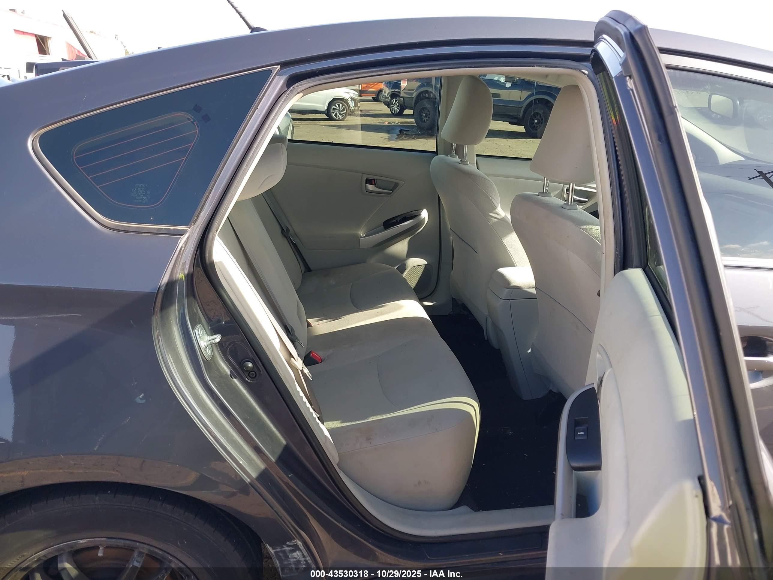 TOYOTA PRIUS image 8