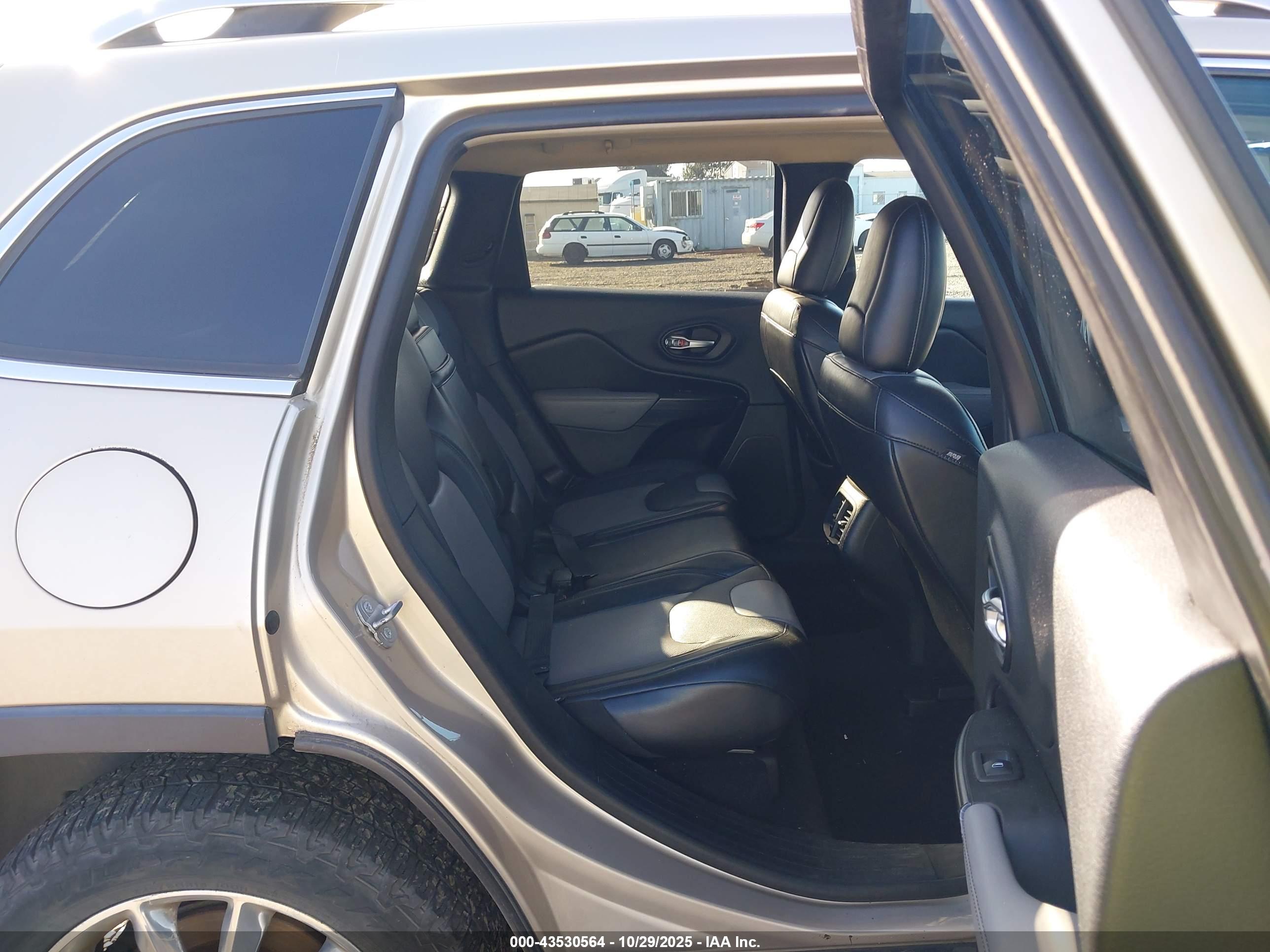 JEEP CHEROKEE image 8