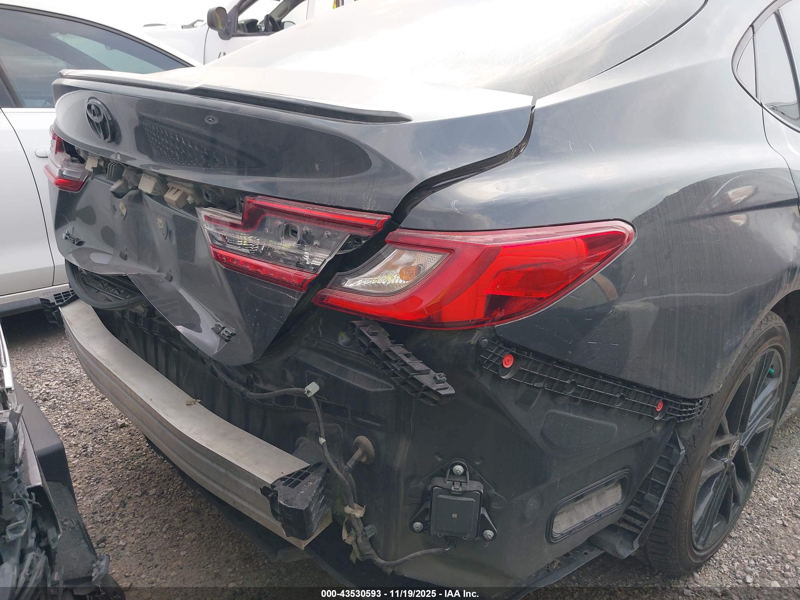 TOYOTA CAMRY image 4