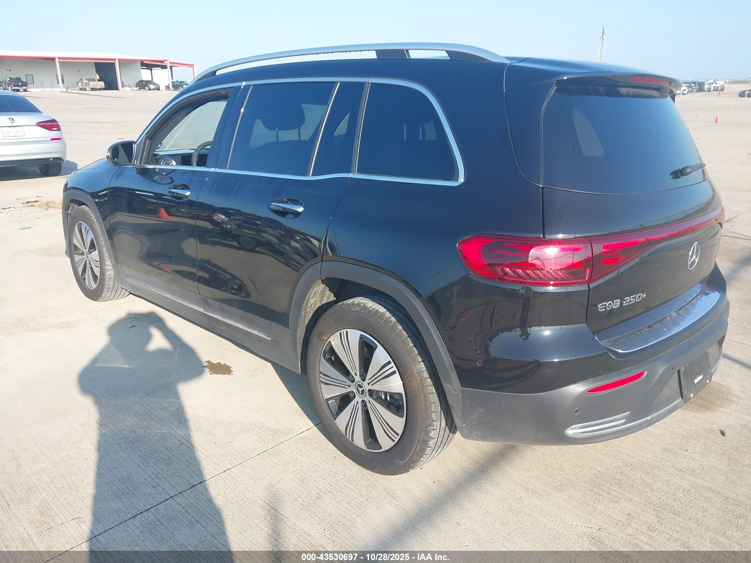 MERCEDES-BENZ EQB image 3
