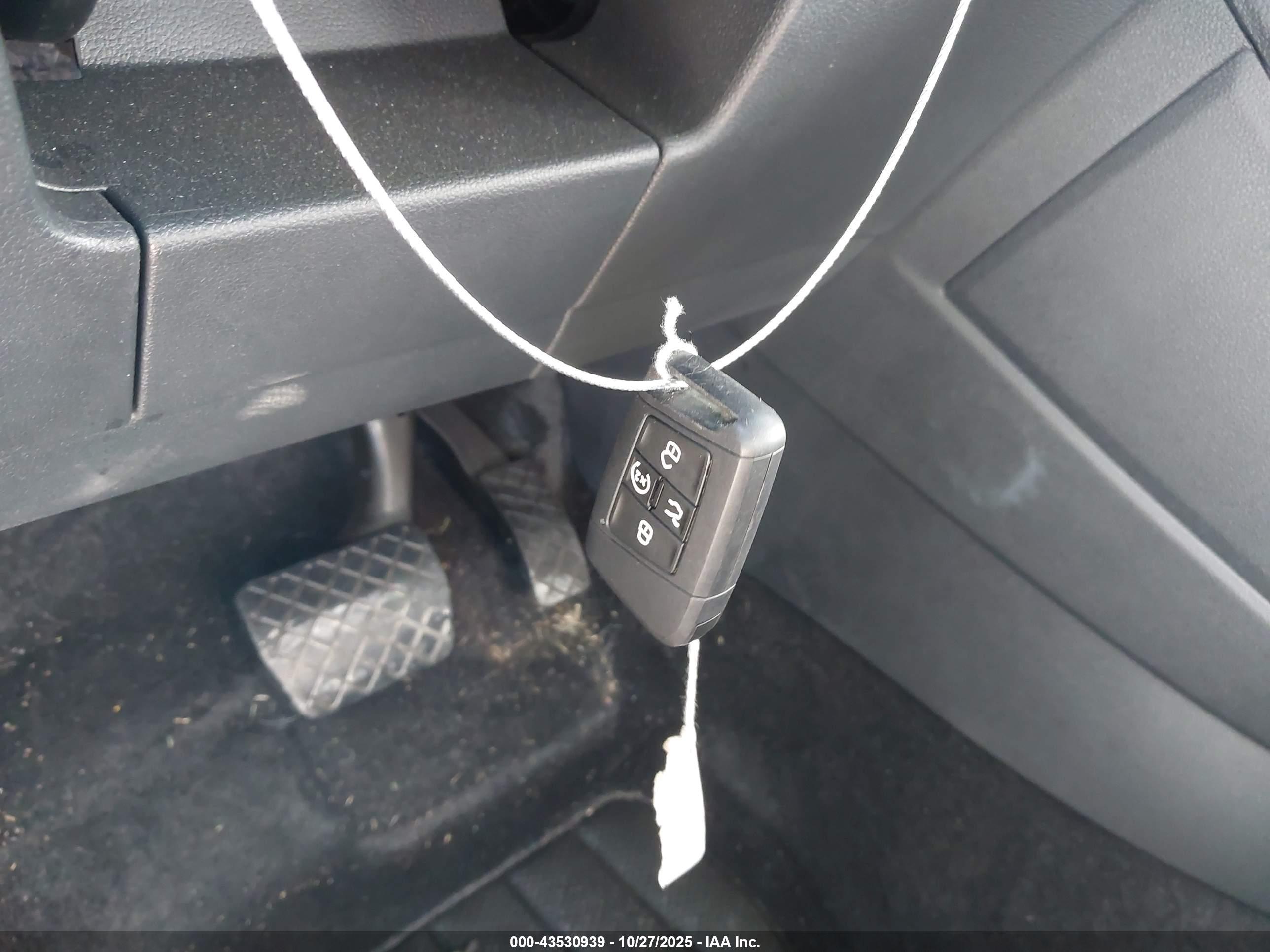 VOLKSWAGEN TAOS image 11