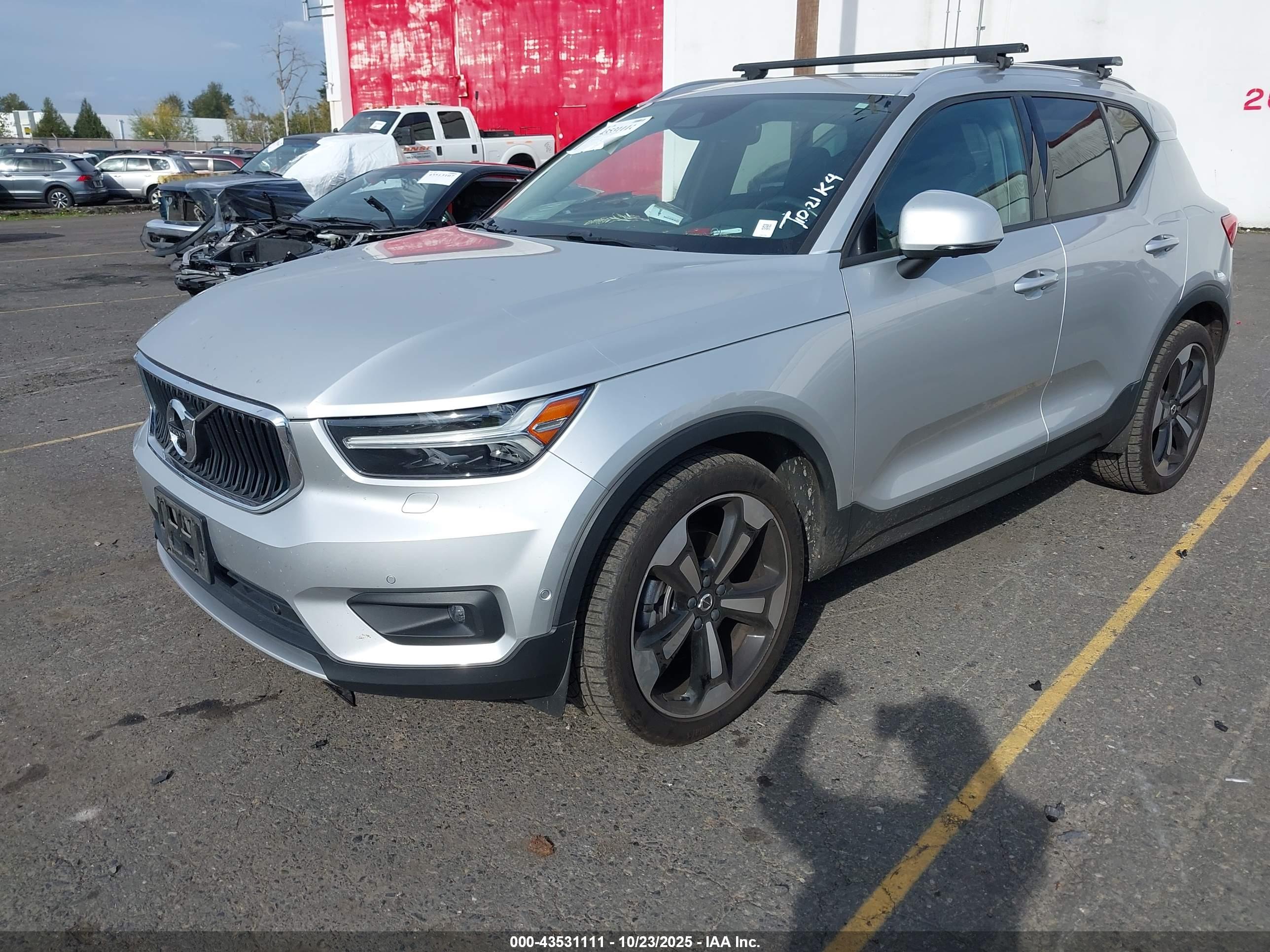 VOLVO XC40 image 2