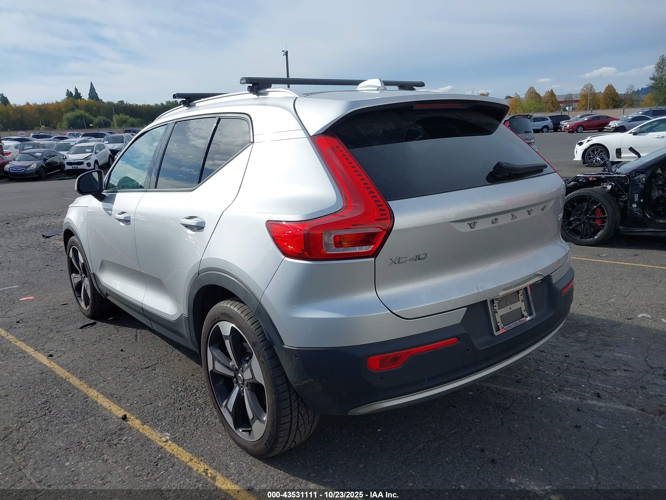 VOLVO XC40 image 3
