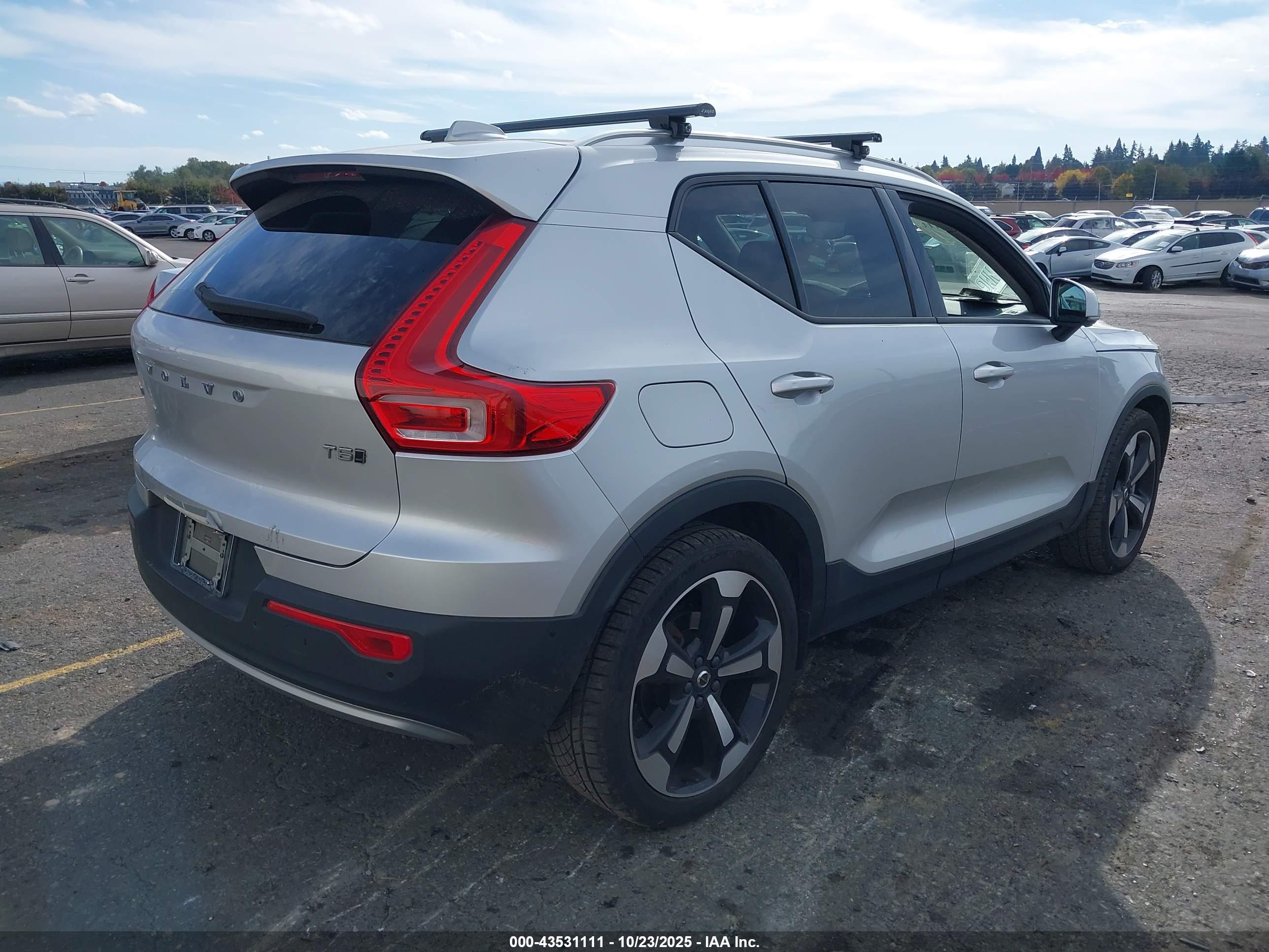 VOLVO XC40 image 4