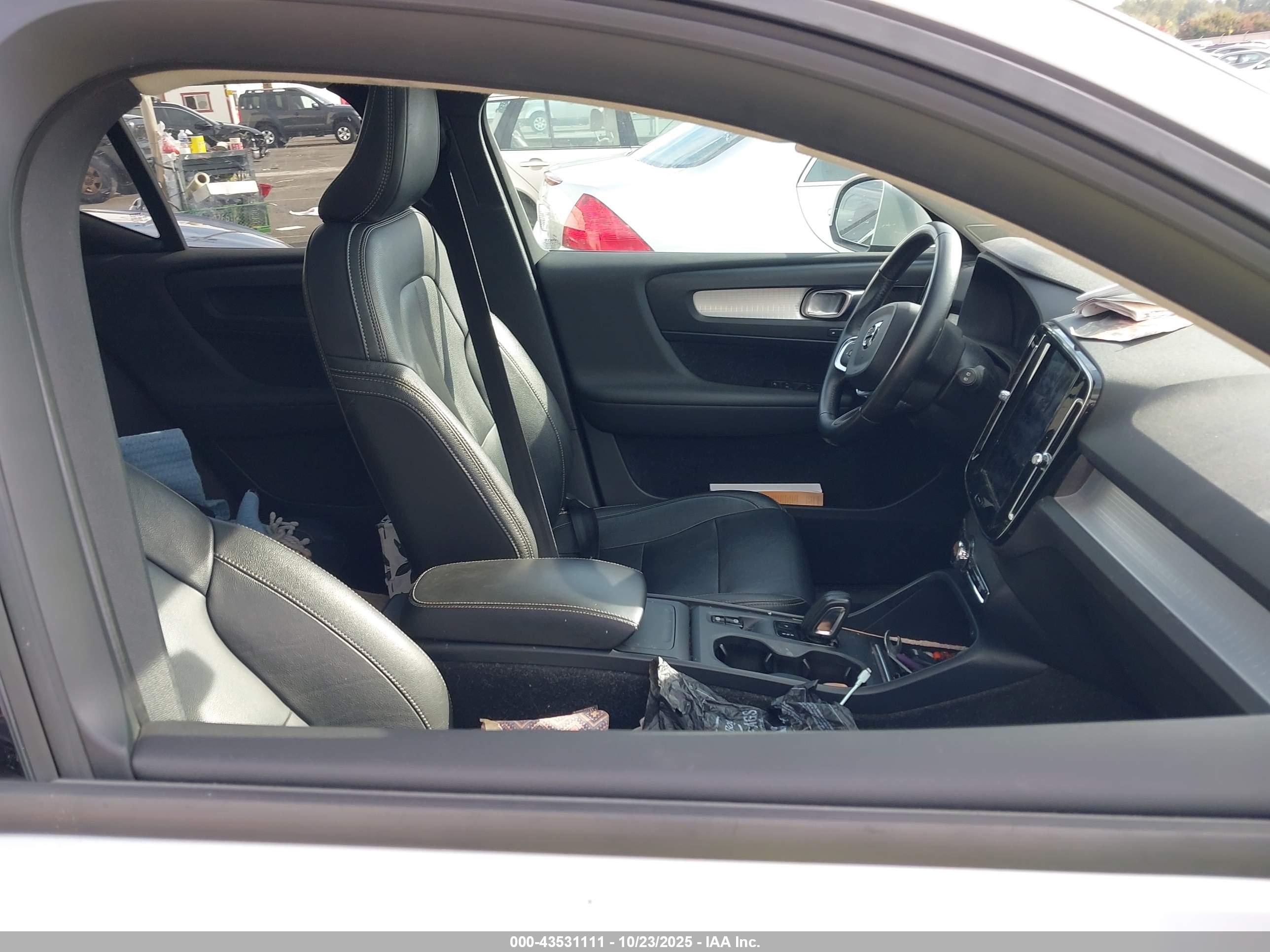 VOLVO XC40 image 5