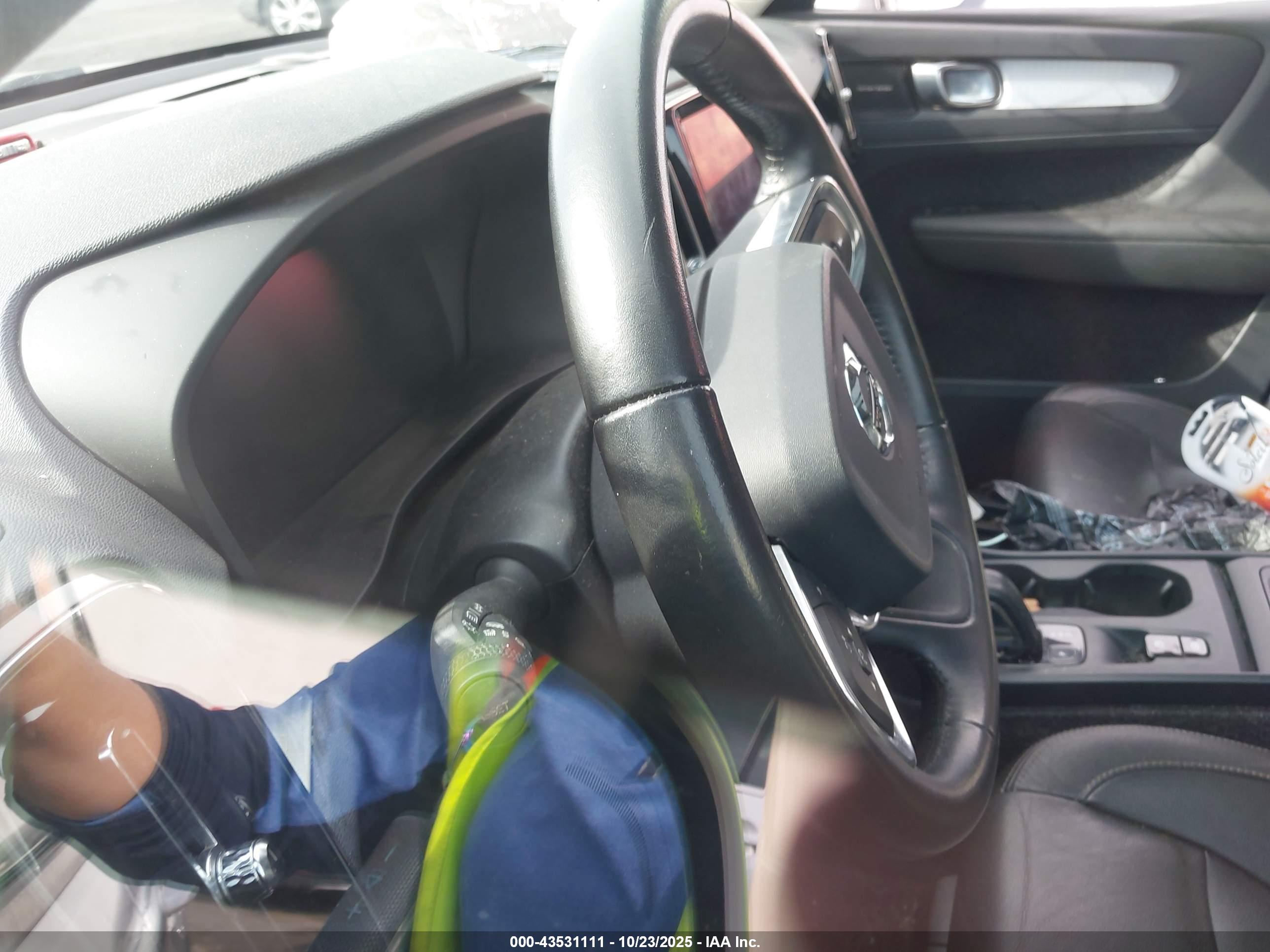 VOLVO XC40 image 7