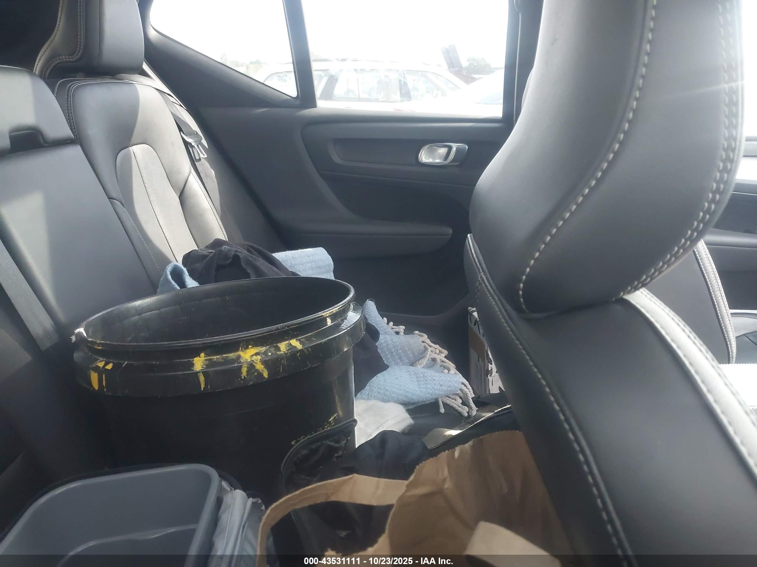 VOLVO XC40 image 8