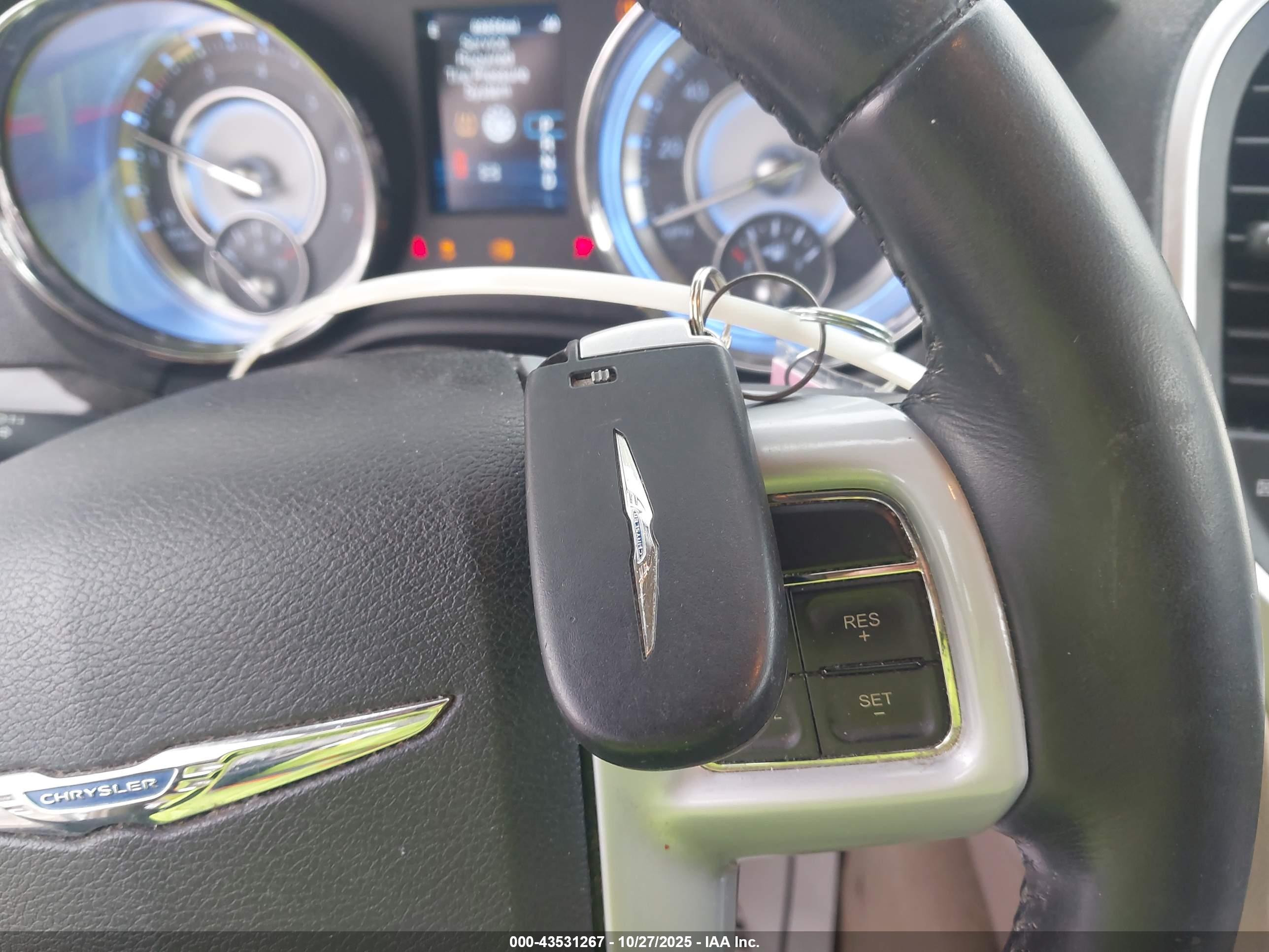 CHRYSLER 300 image 11