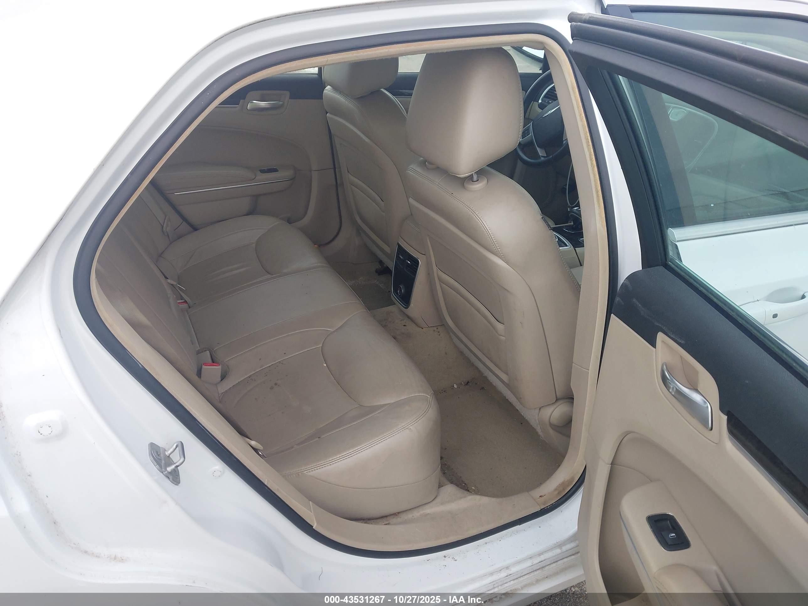 CHRYSLER 300 image 8