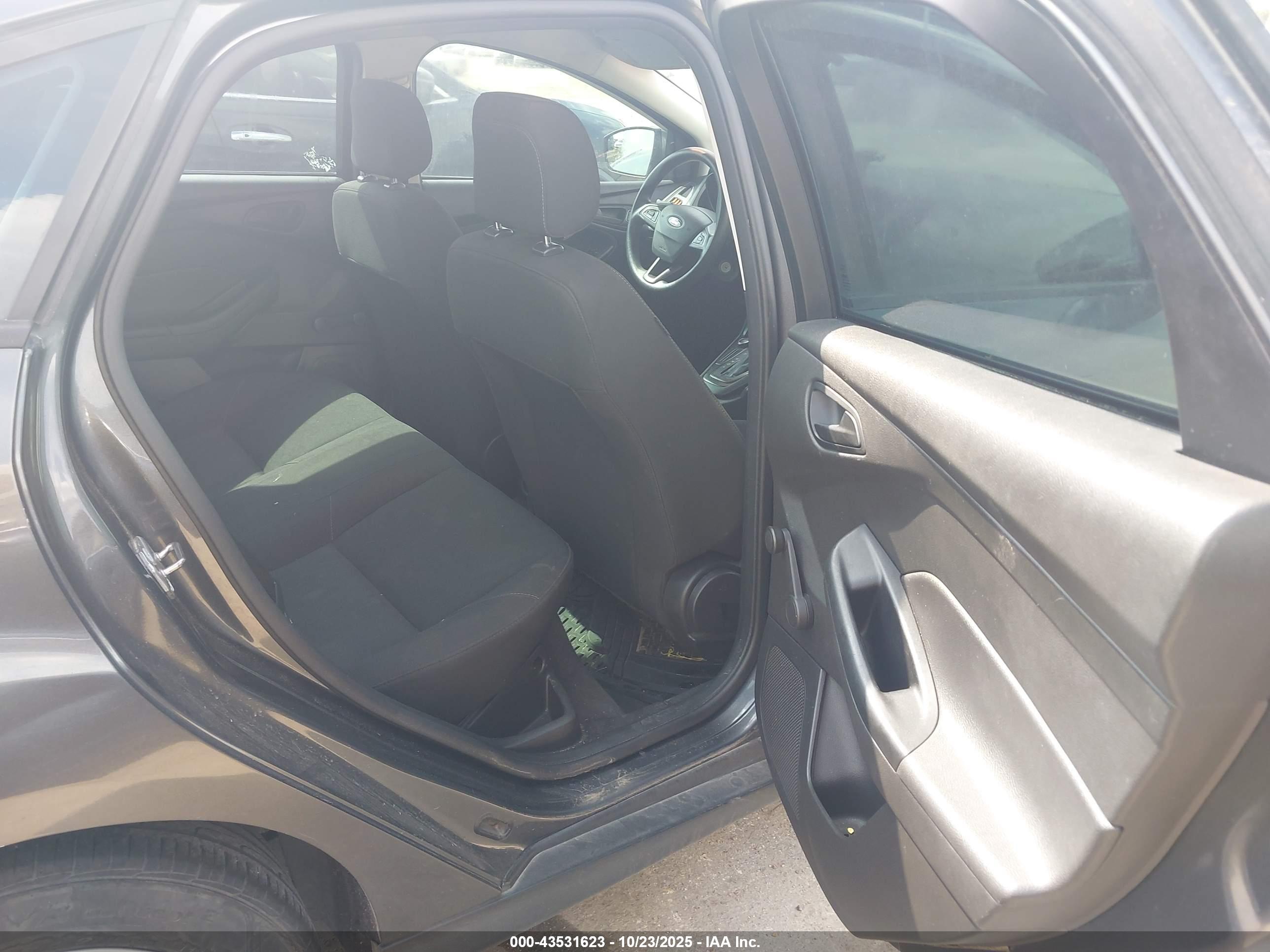 FORD FOCUS image 8