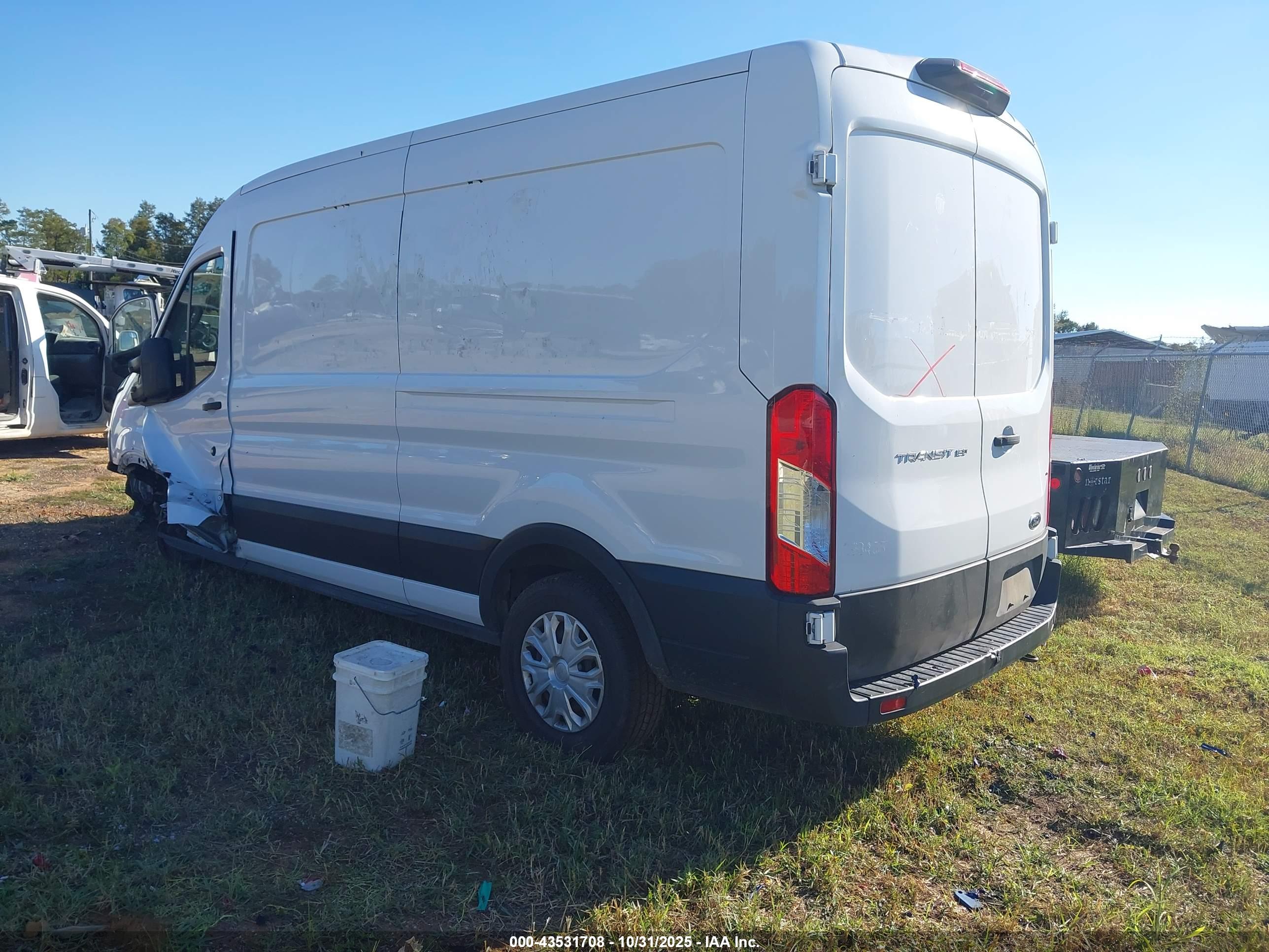 FORD TRANSIT-150 image 3