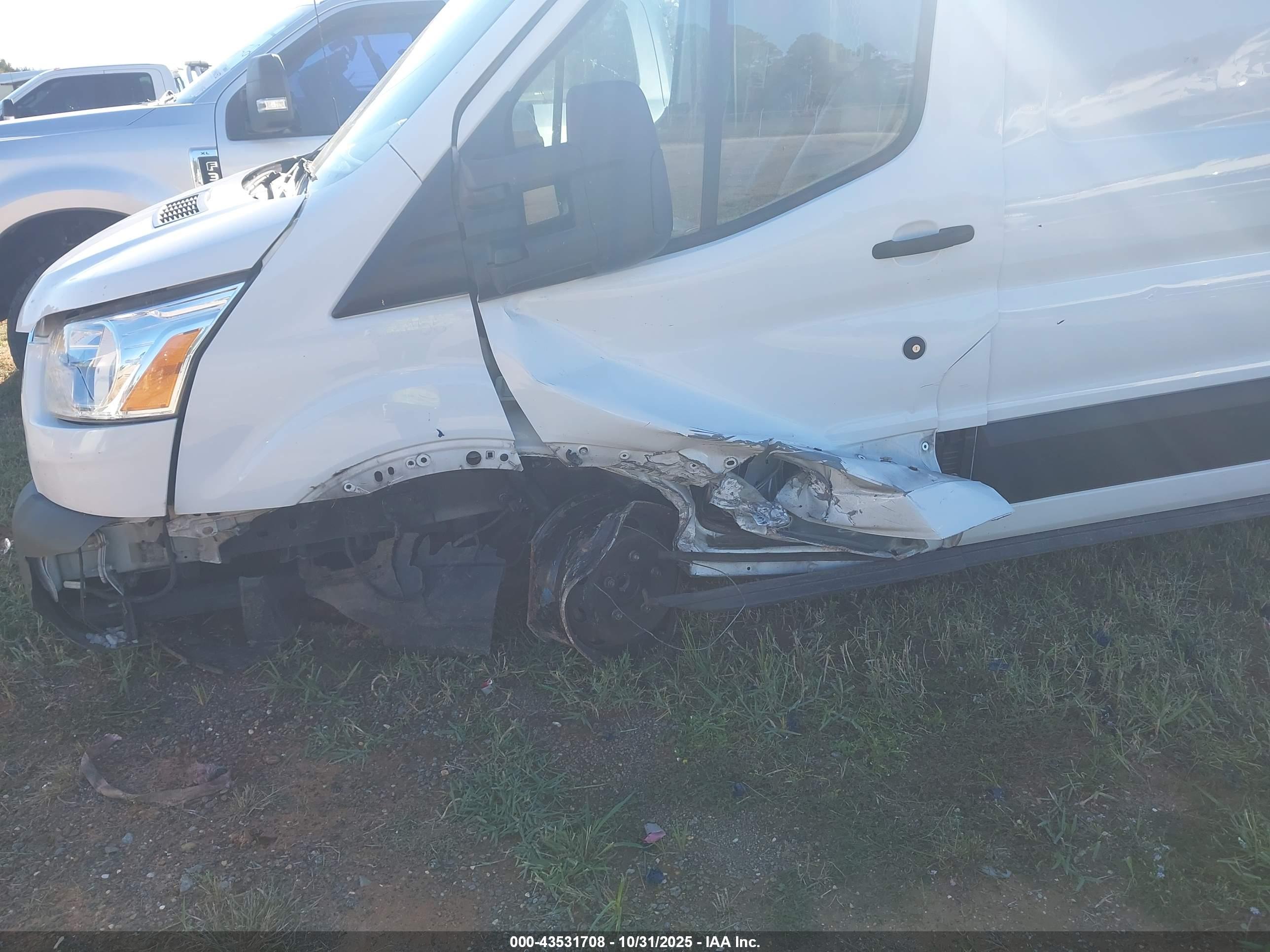 FORD TRANSIT-150 image 6
