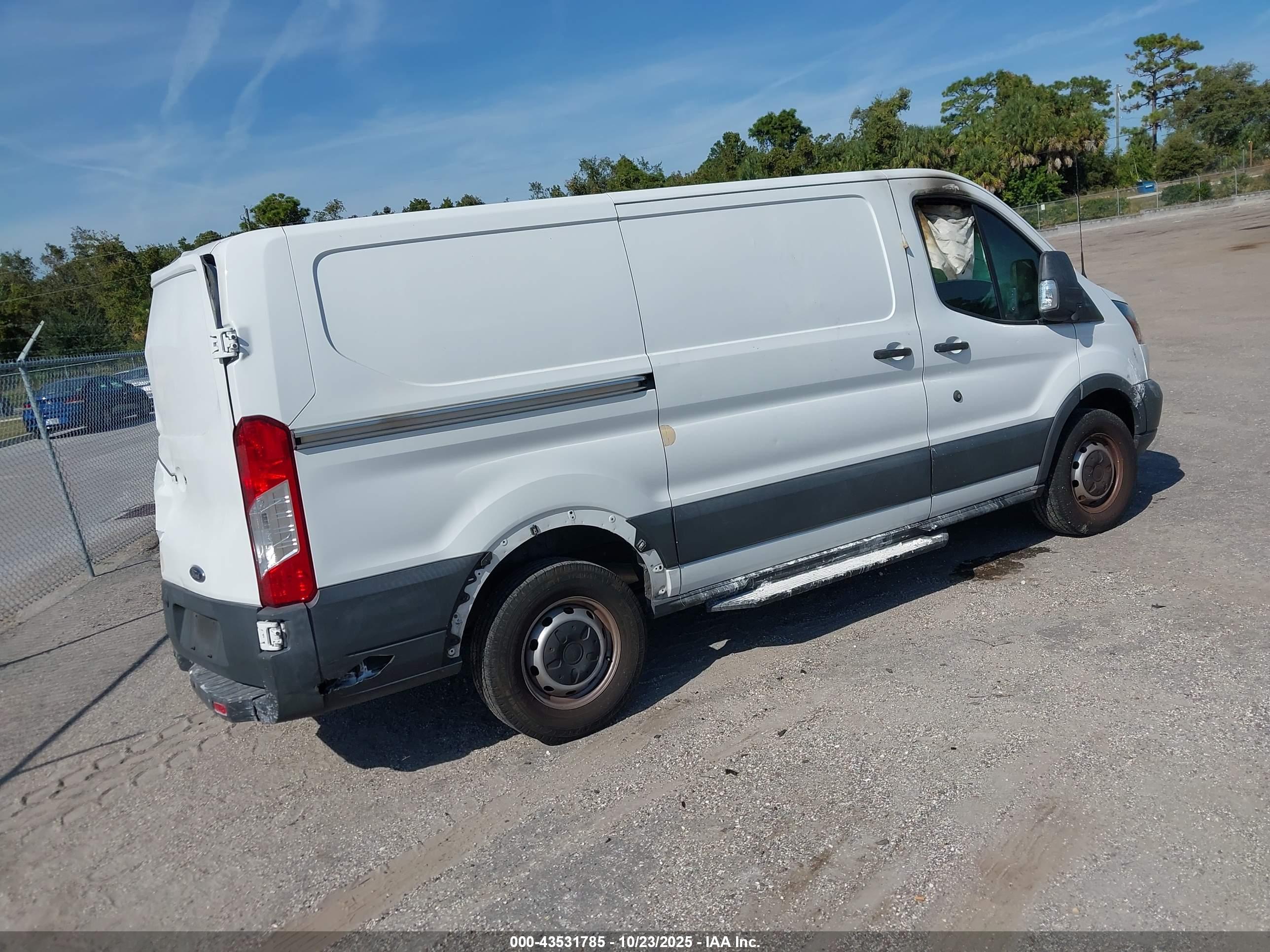FORD TRANSIT-250 image 4
