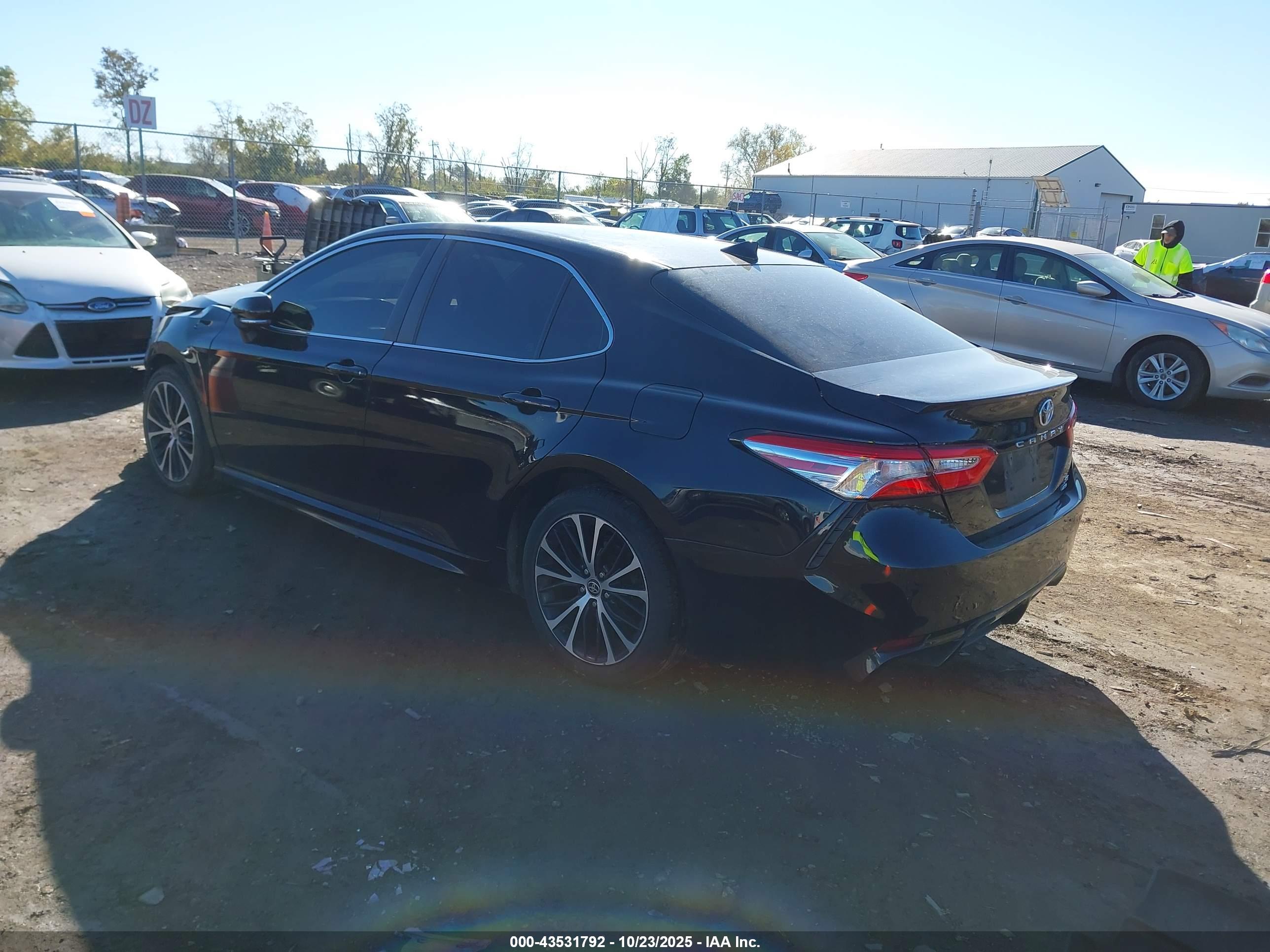 TOYOTA CAMRY image 3