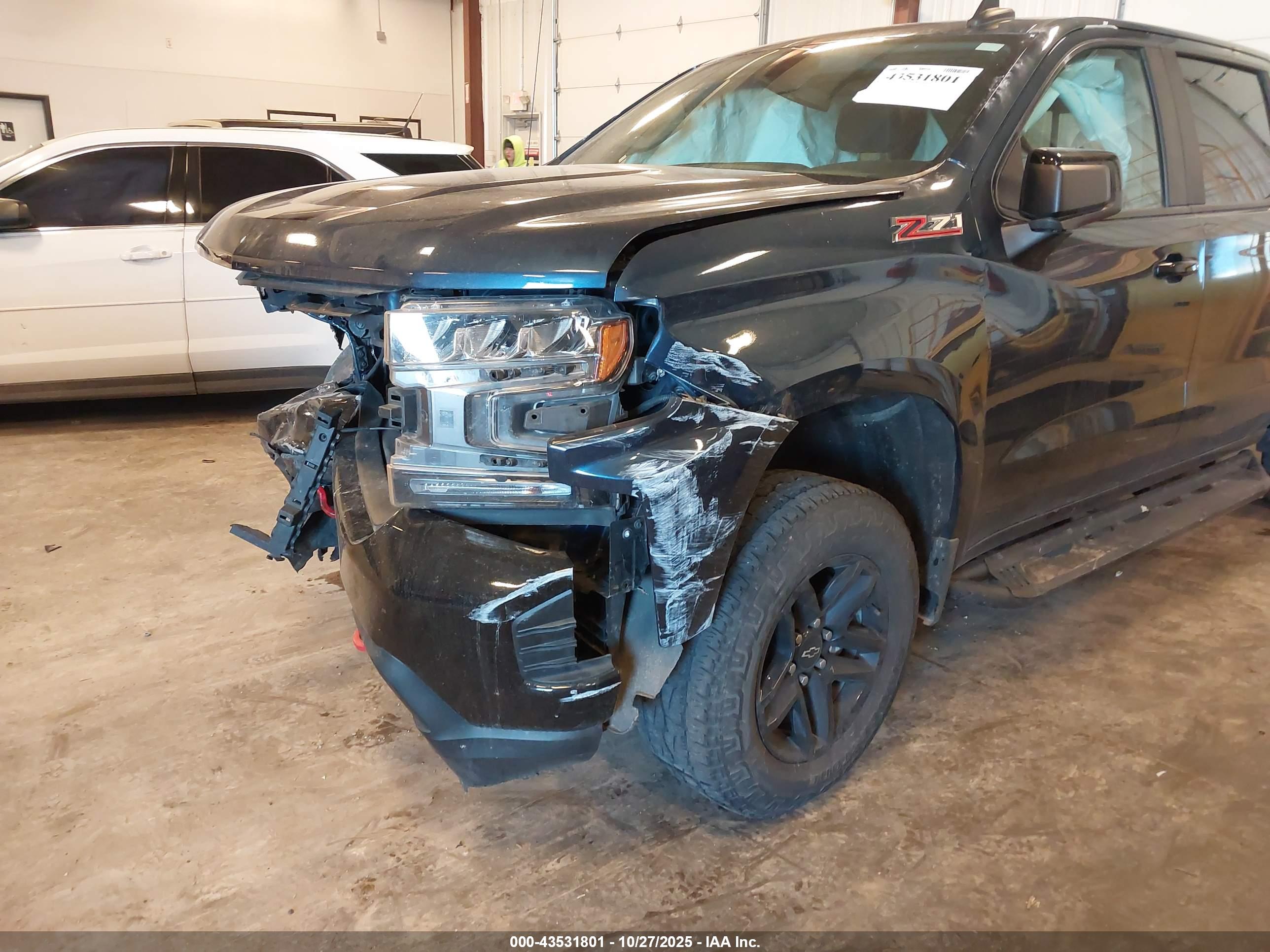 CHEVROLET SILVERADO image 6