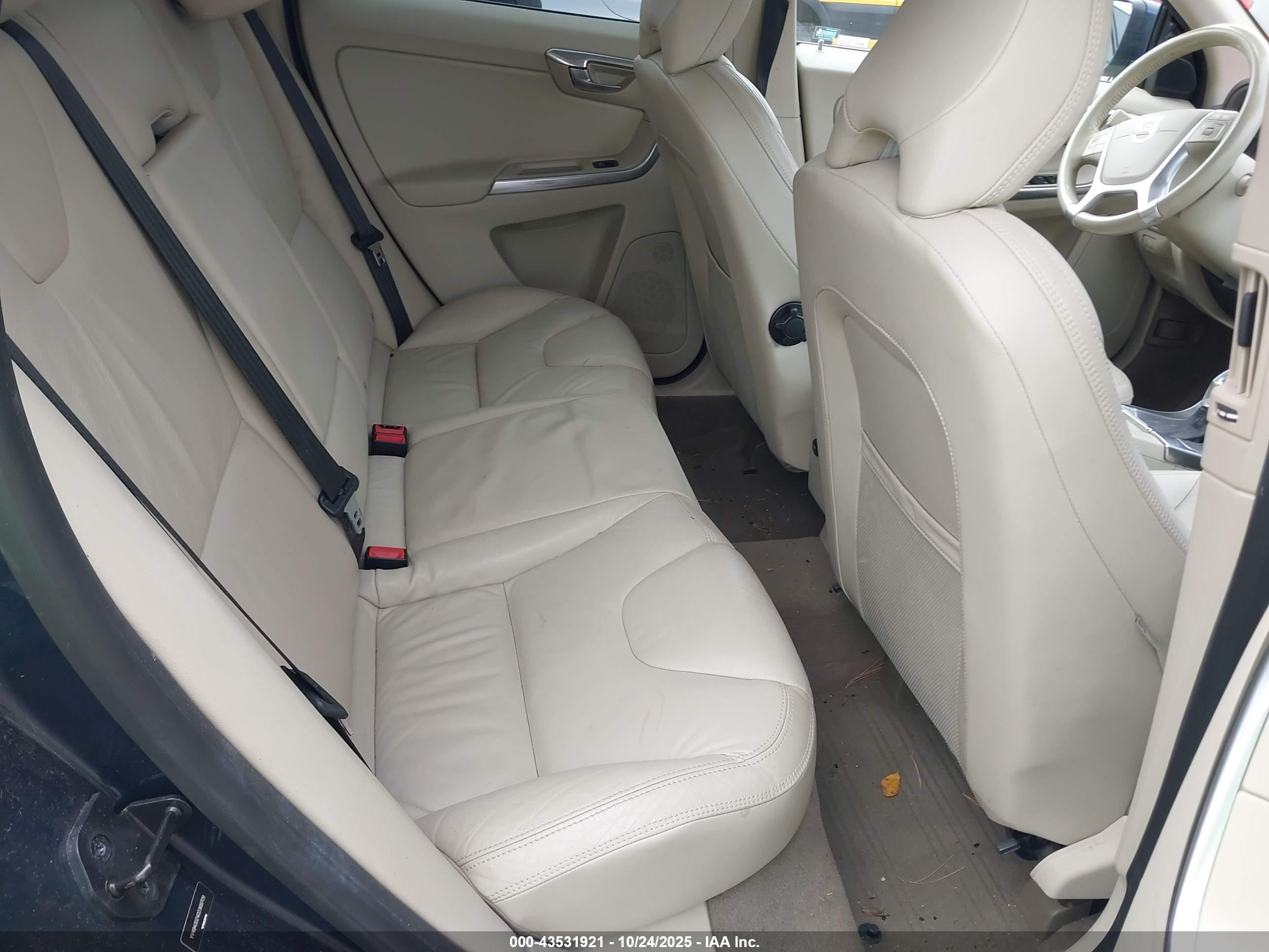 VOLVO XC60 image 8