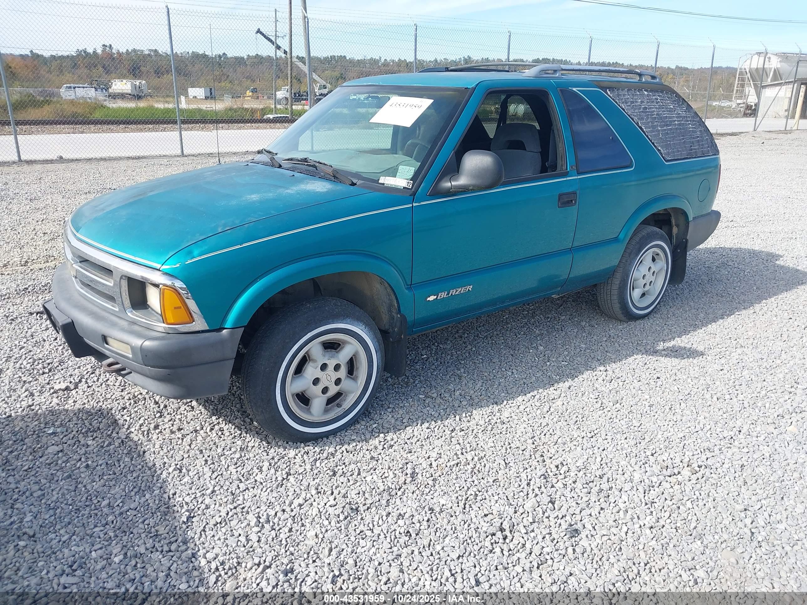 CHEVROLET BLAZER image 2