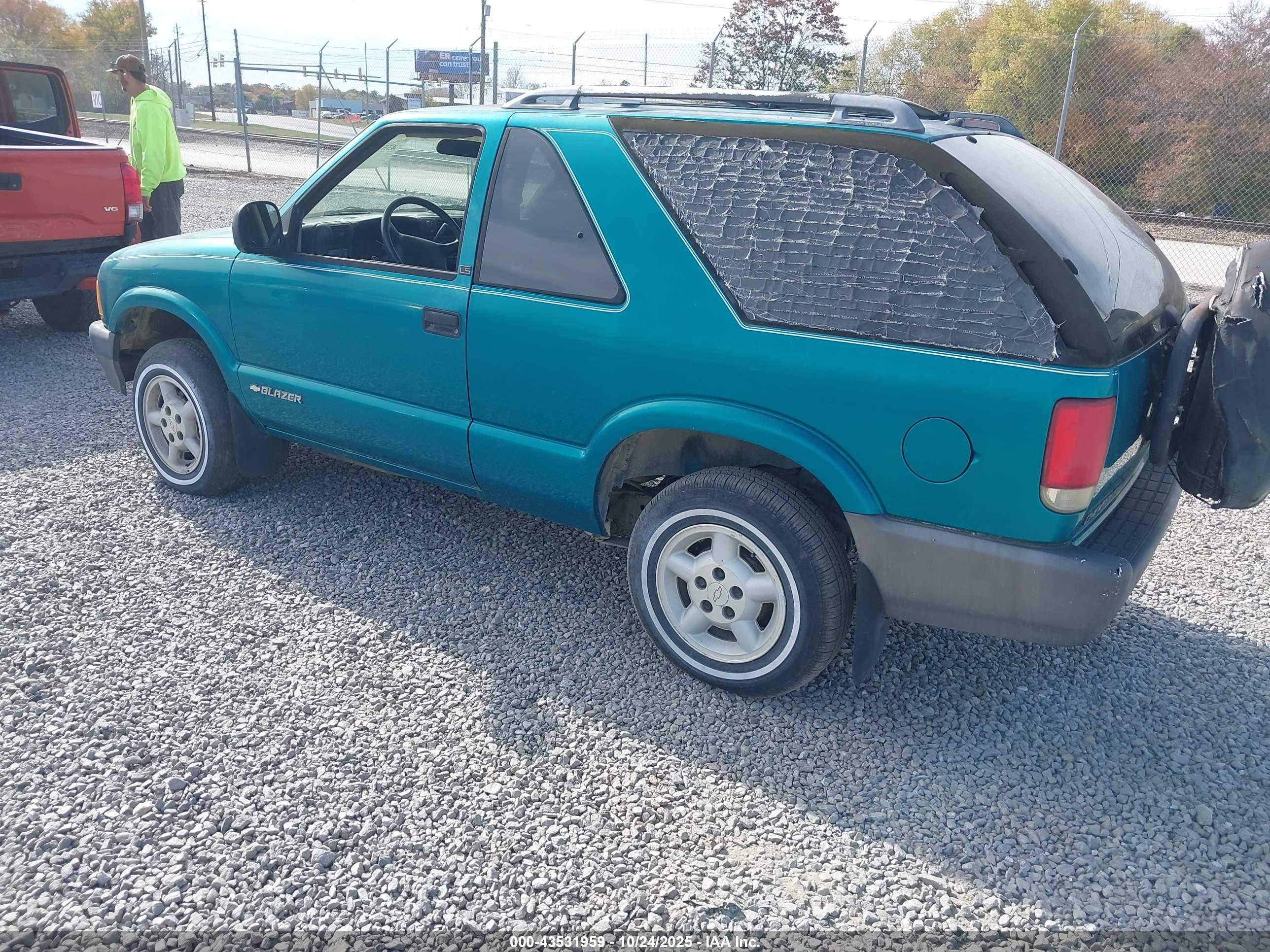 CHEVROLET BLAZER image 3