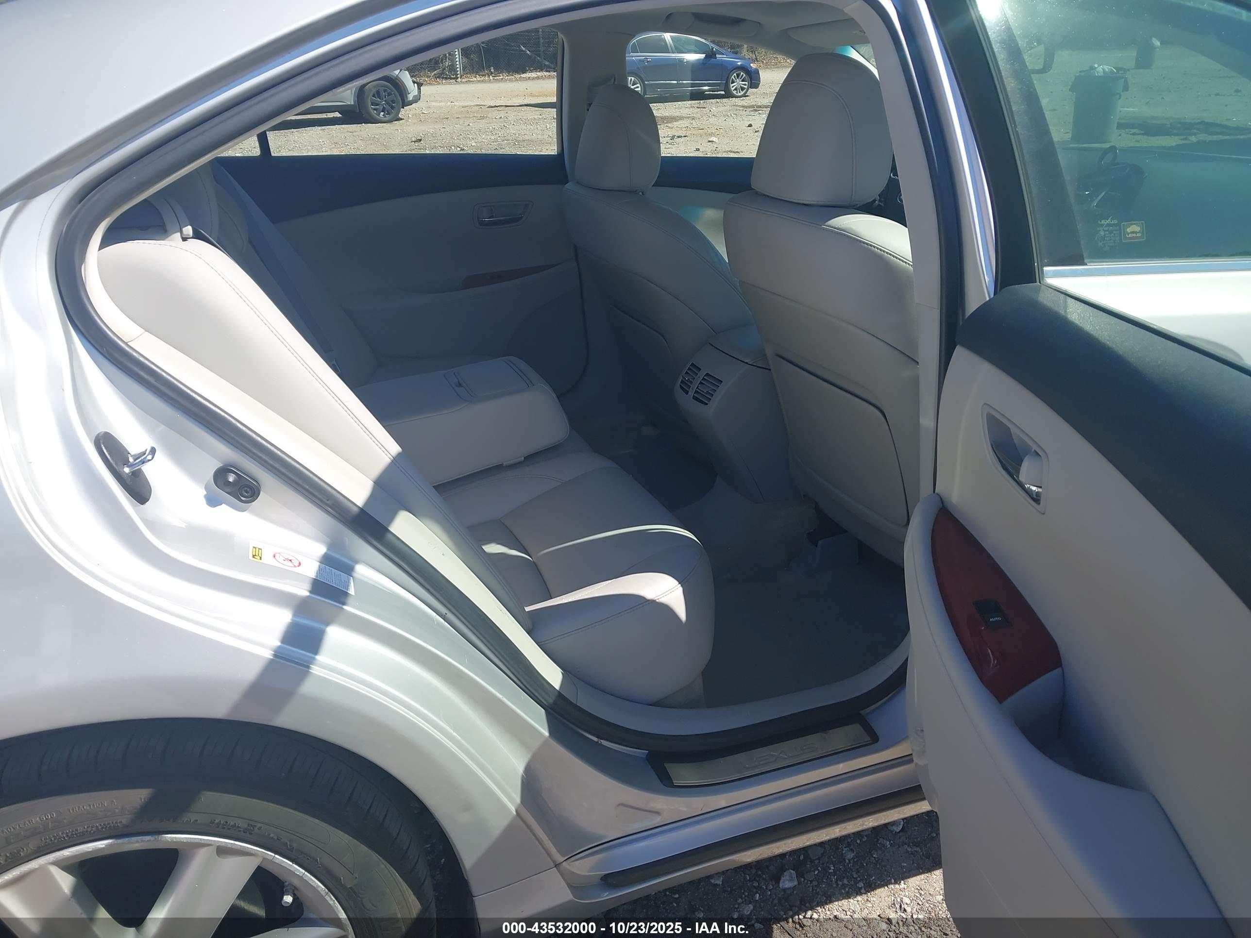 LEXUS ES image 8