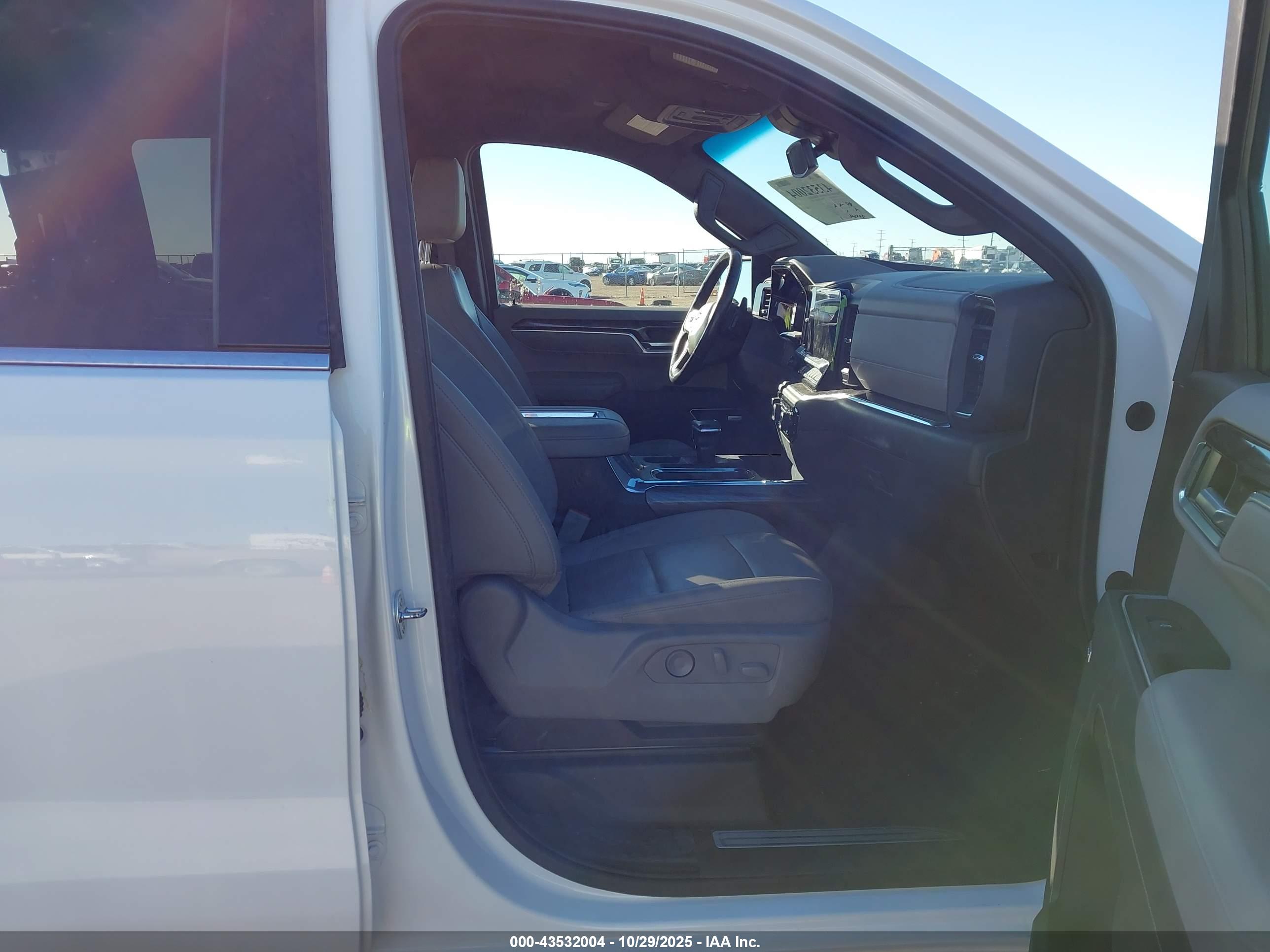 CHEVROLET SILVERADO image 5