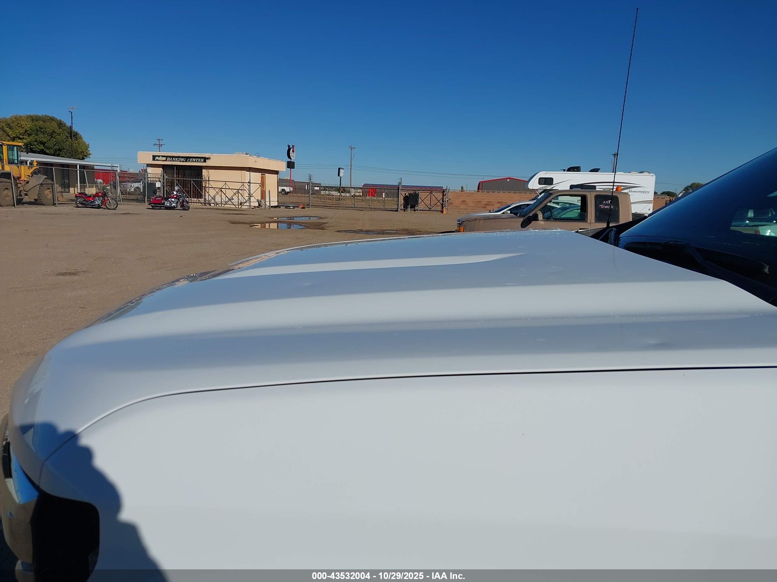 CHEVROLET SILVERADO image 6