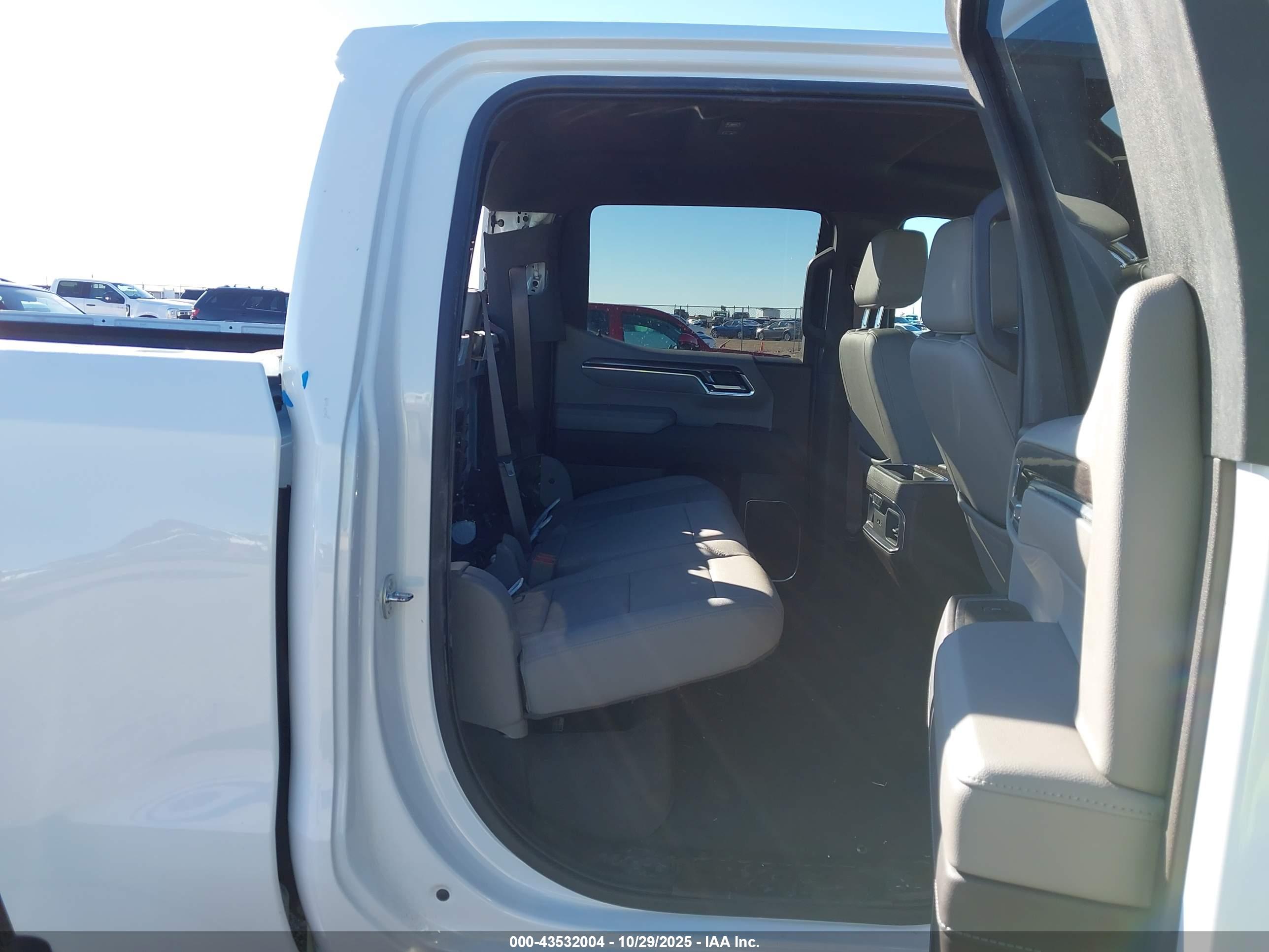 CHEVROLET SILVERADO image 8