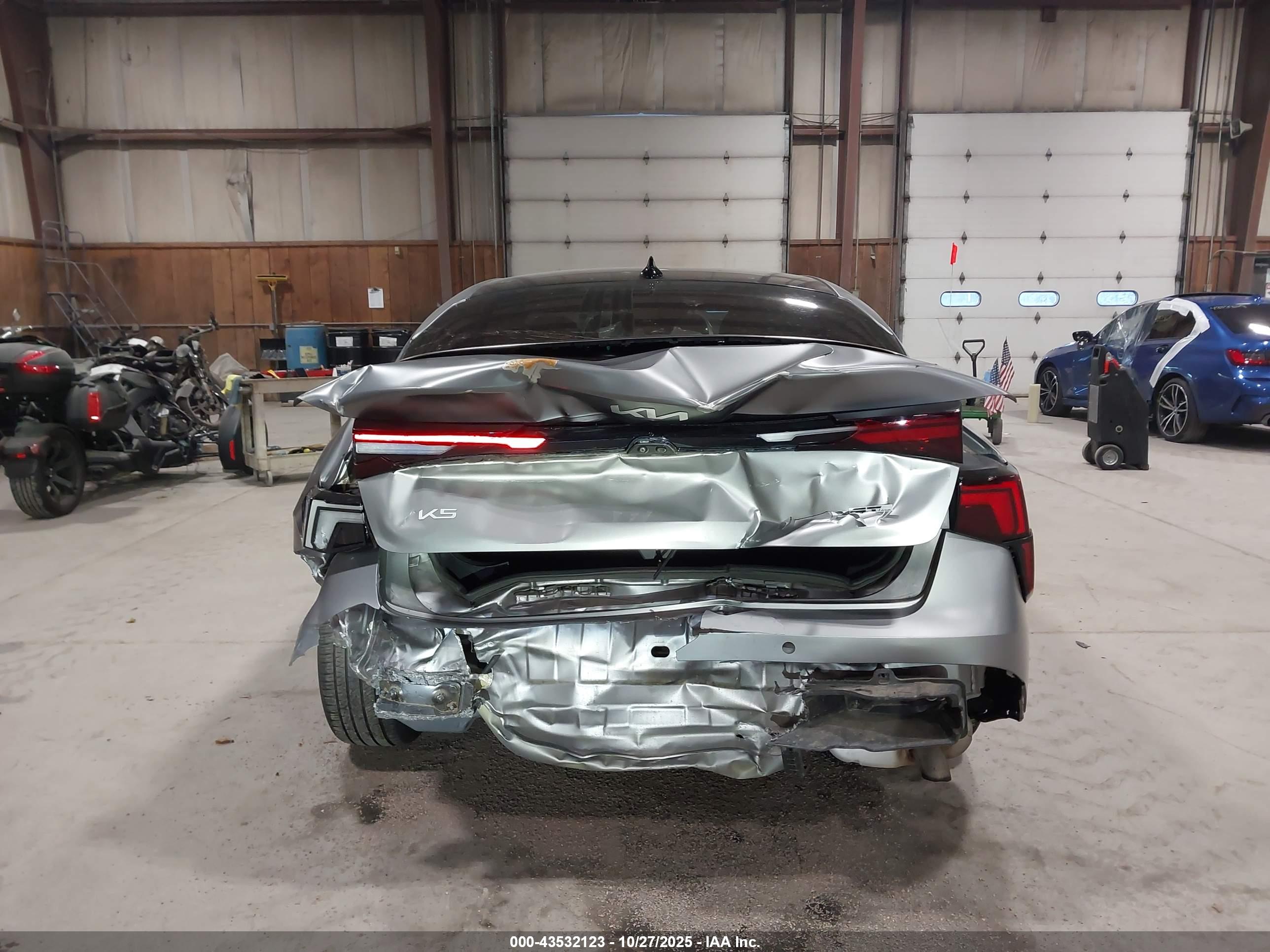 KIA K5 image 6