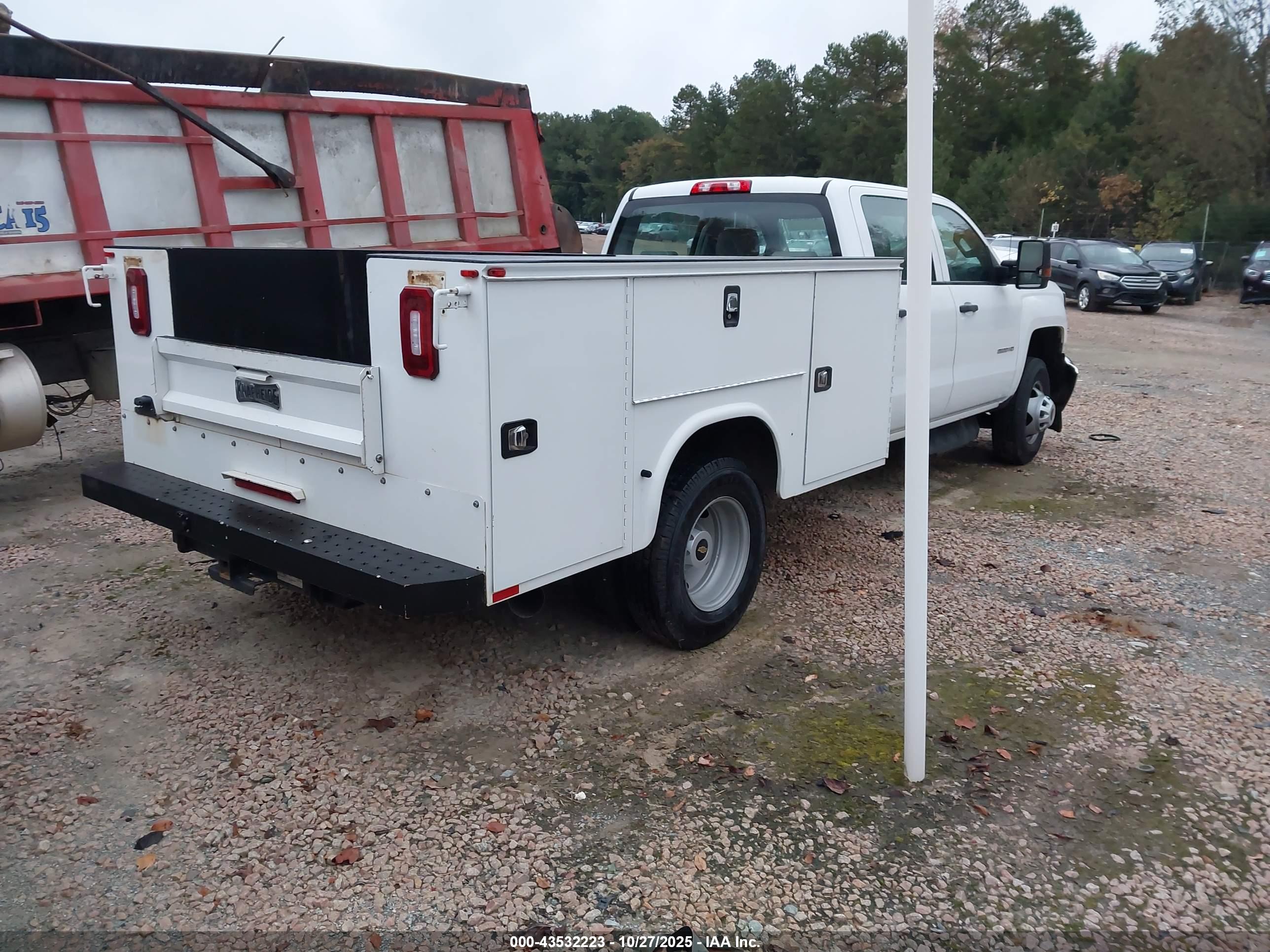 CHEVROLET SILVERADO image 4