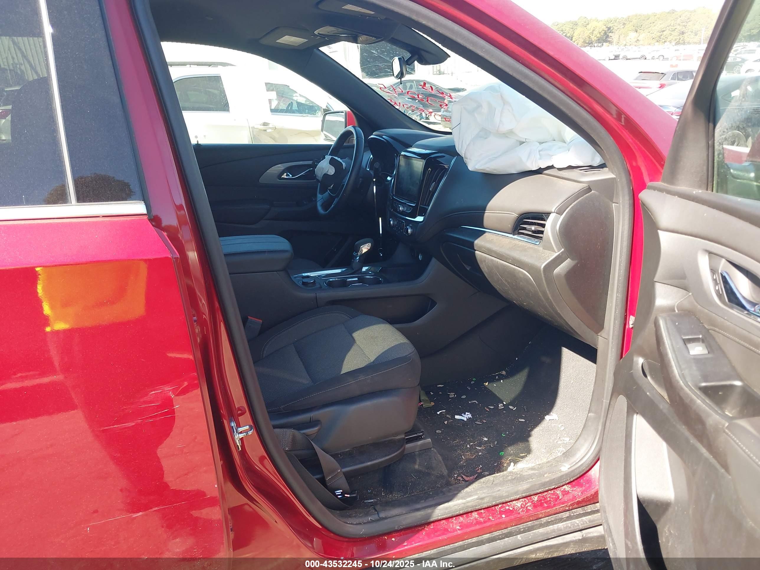 CHEVROLET TRAVERSE image 5