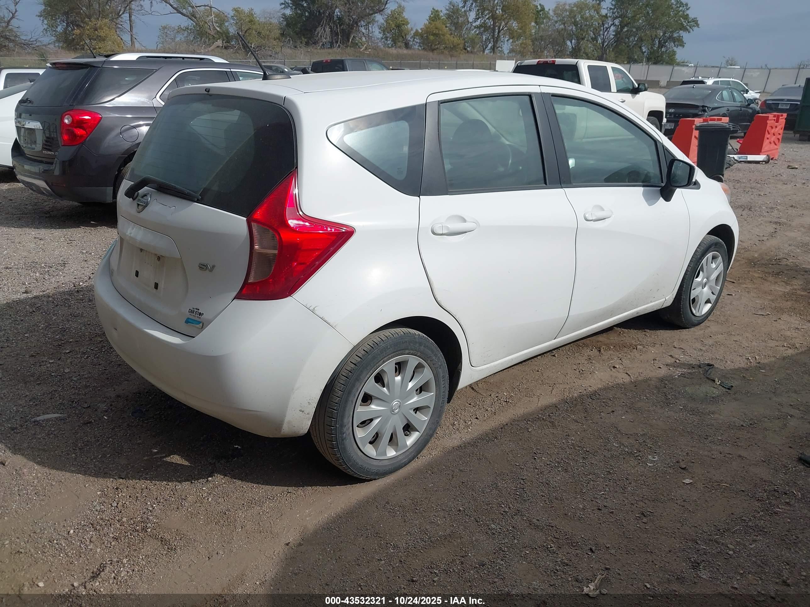 NISSAN VERSA image 4