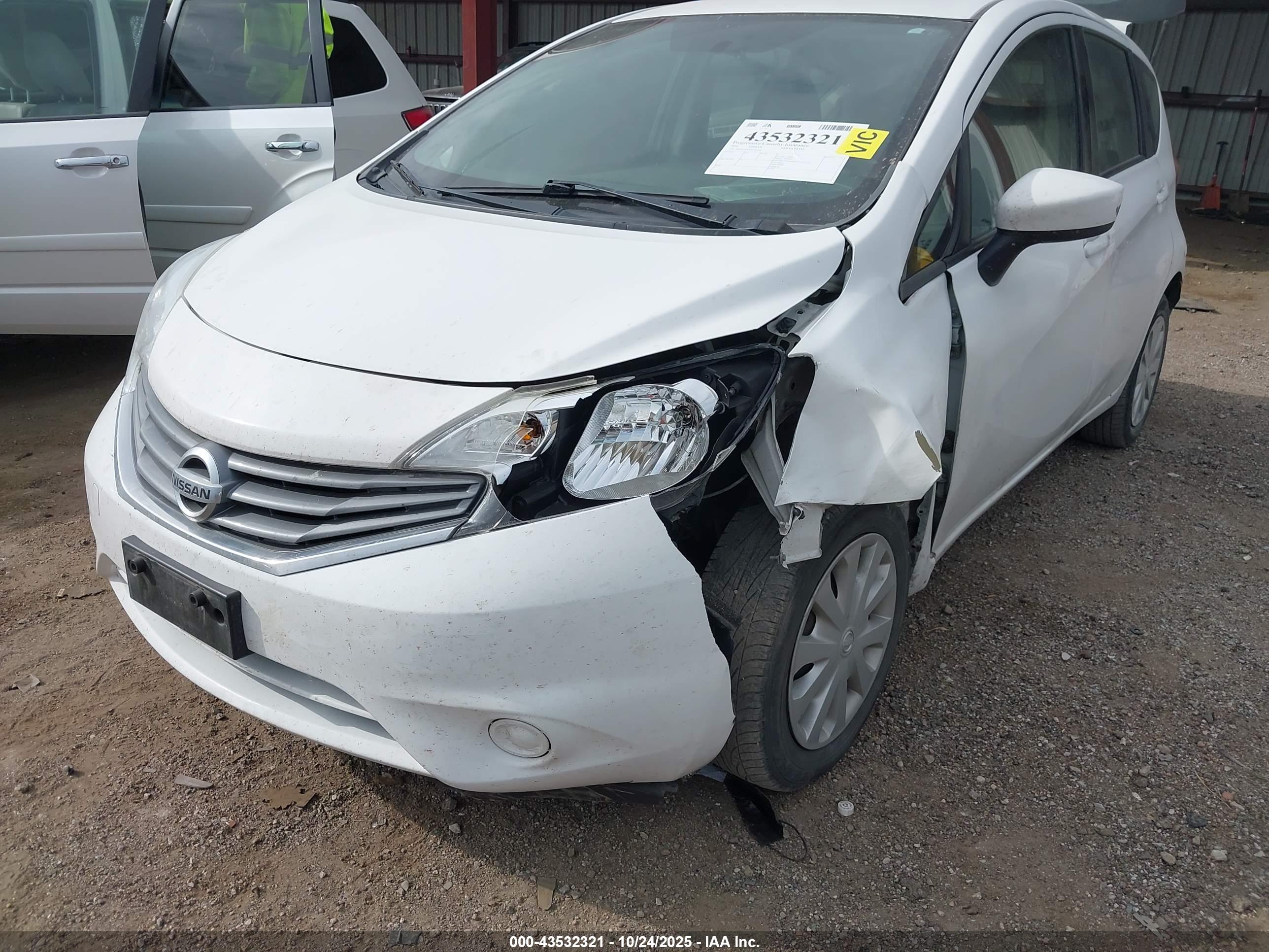 NISSAN VERSA image 6