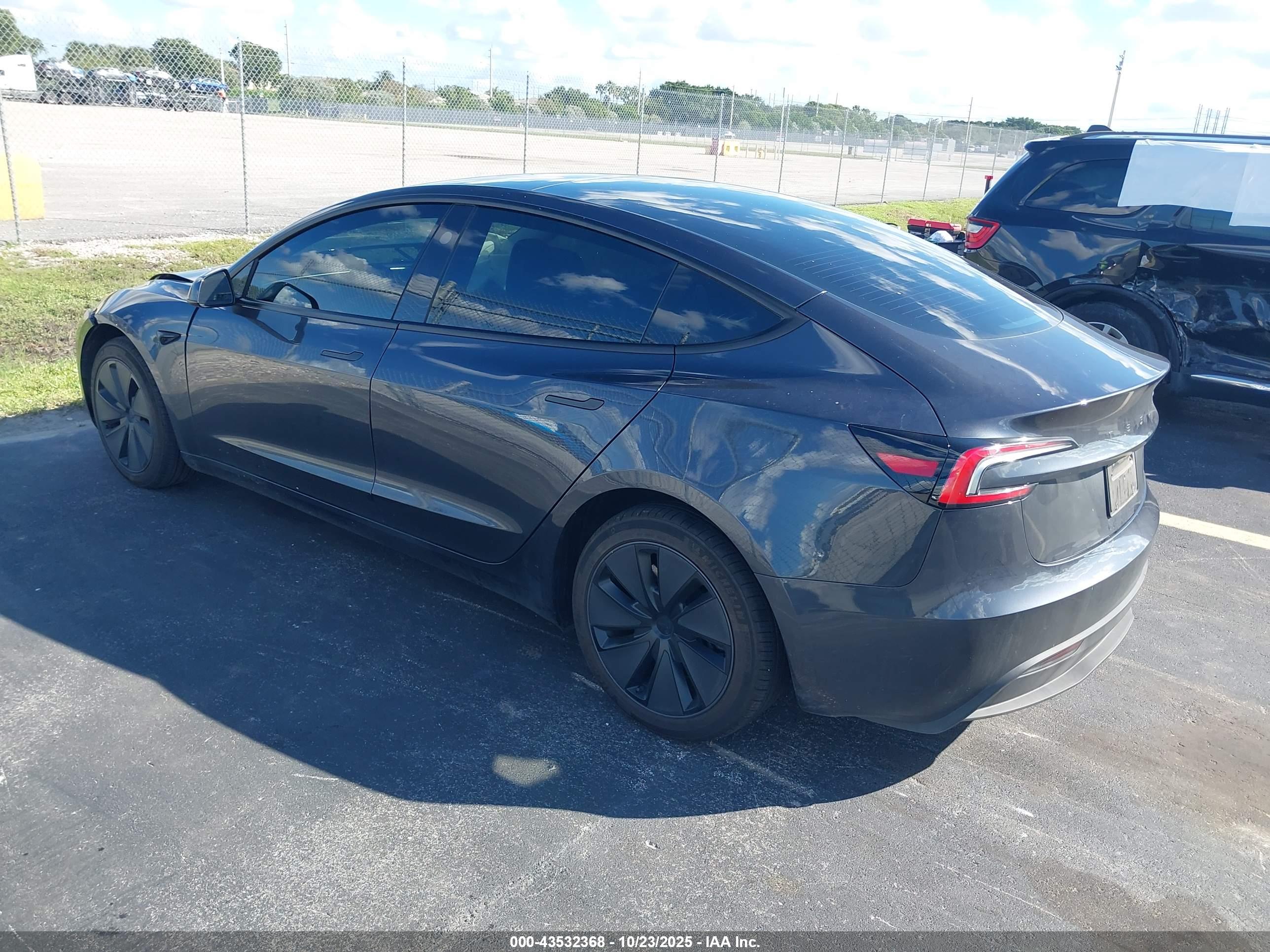TESLA MODEL image 3