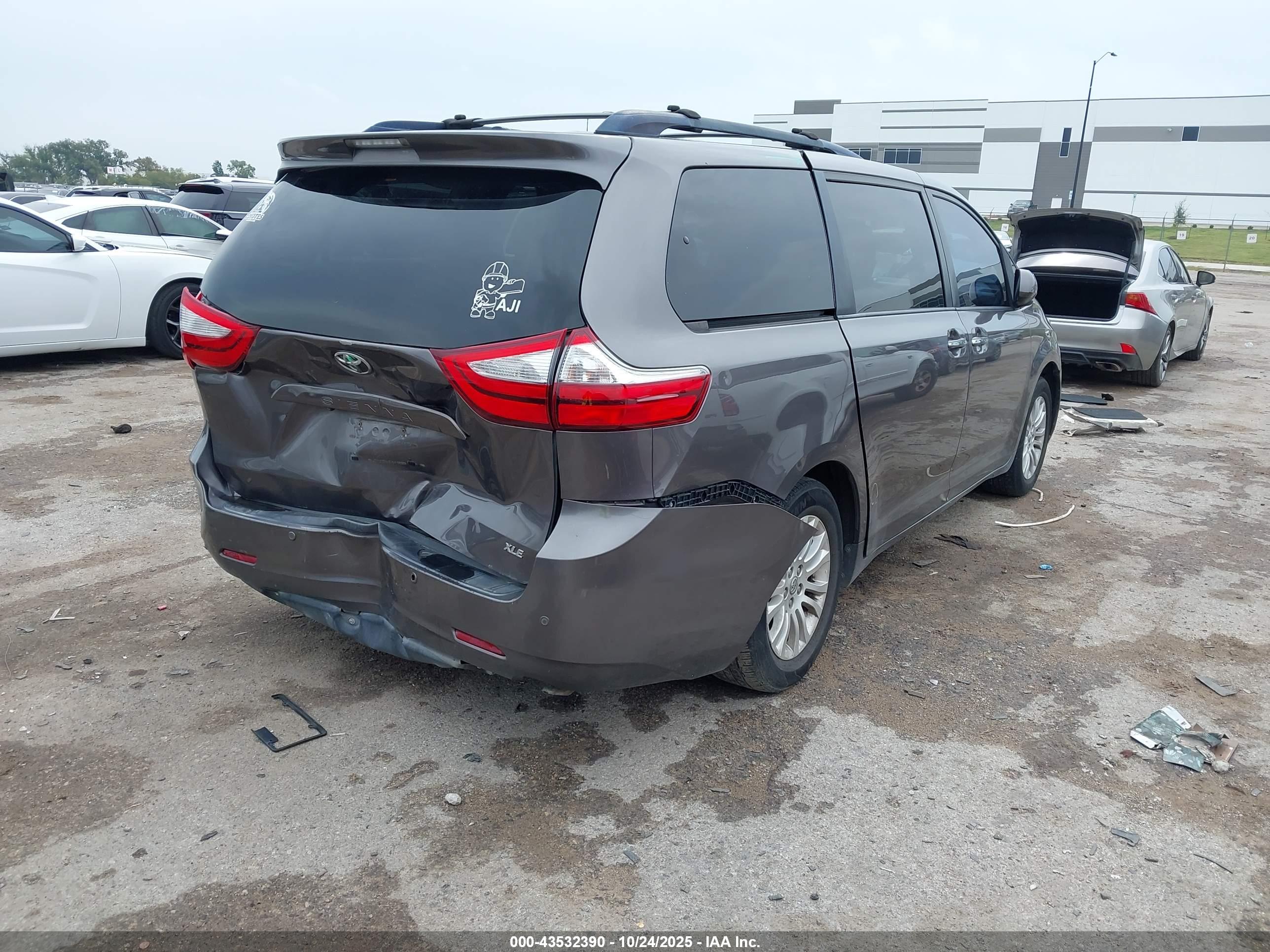 TOYOTA SIENNA image 4