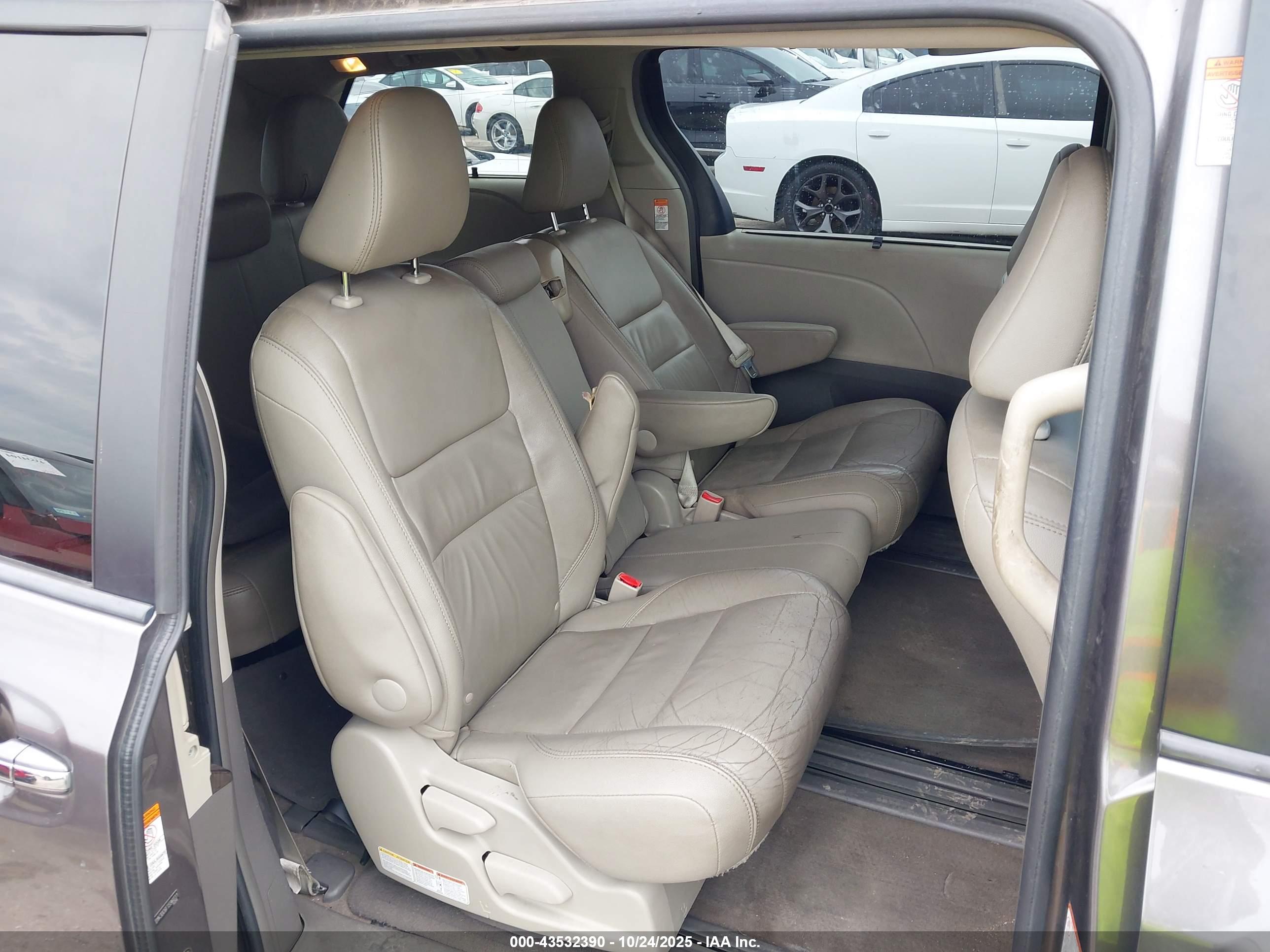 TOYOTA SIENNA image 8