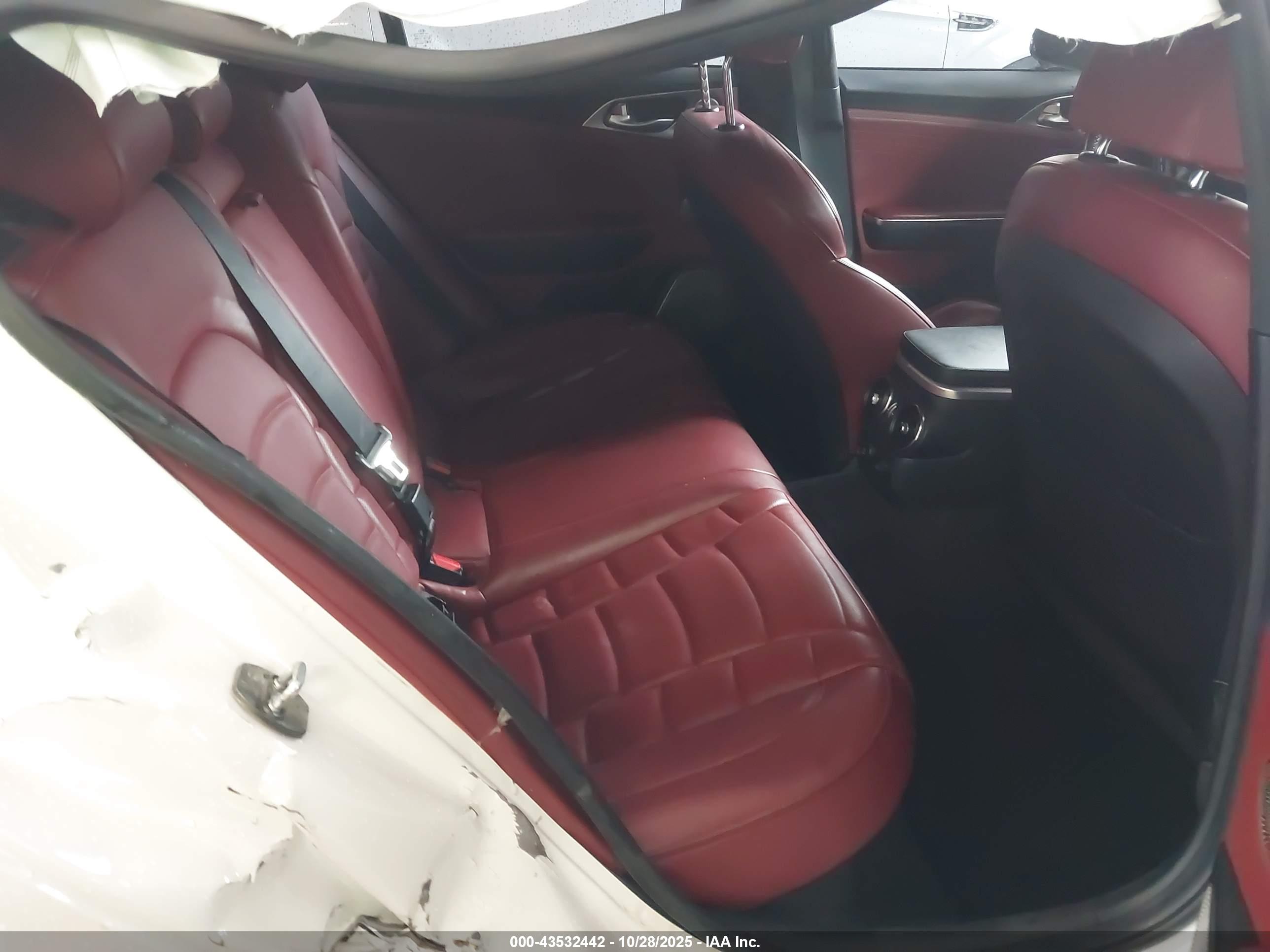 KIA STINGER image 8