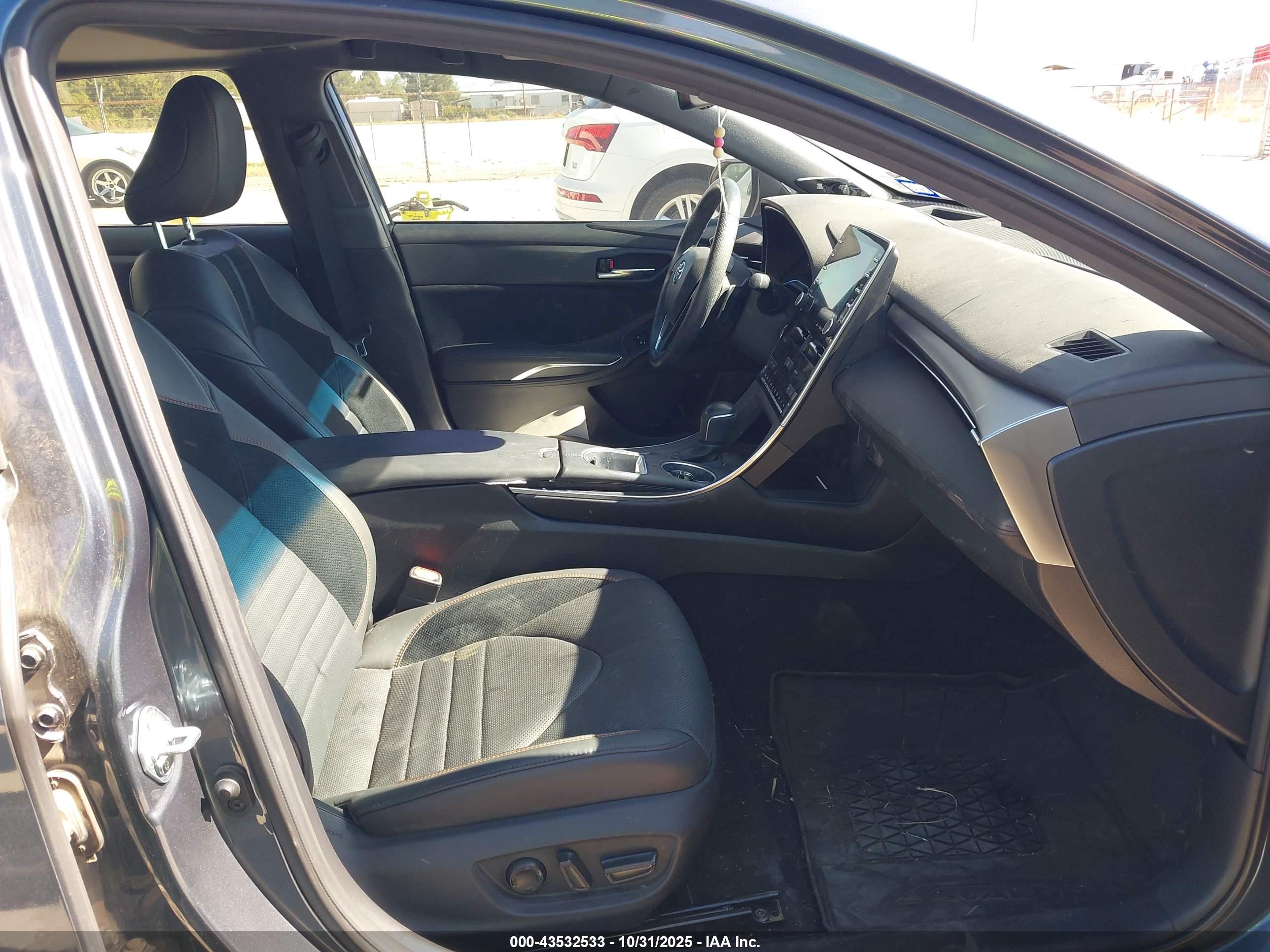 TOYOTA AVALON image 5