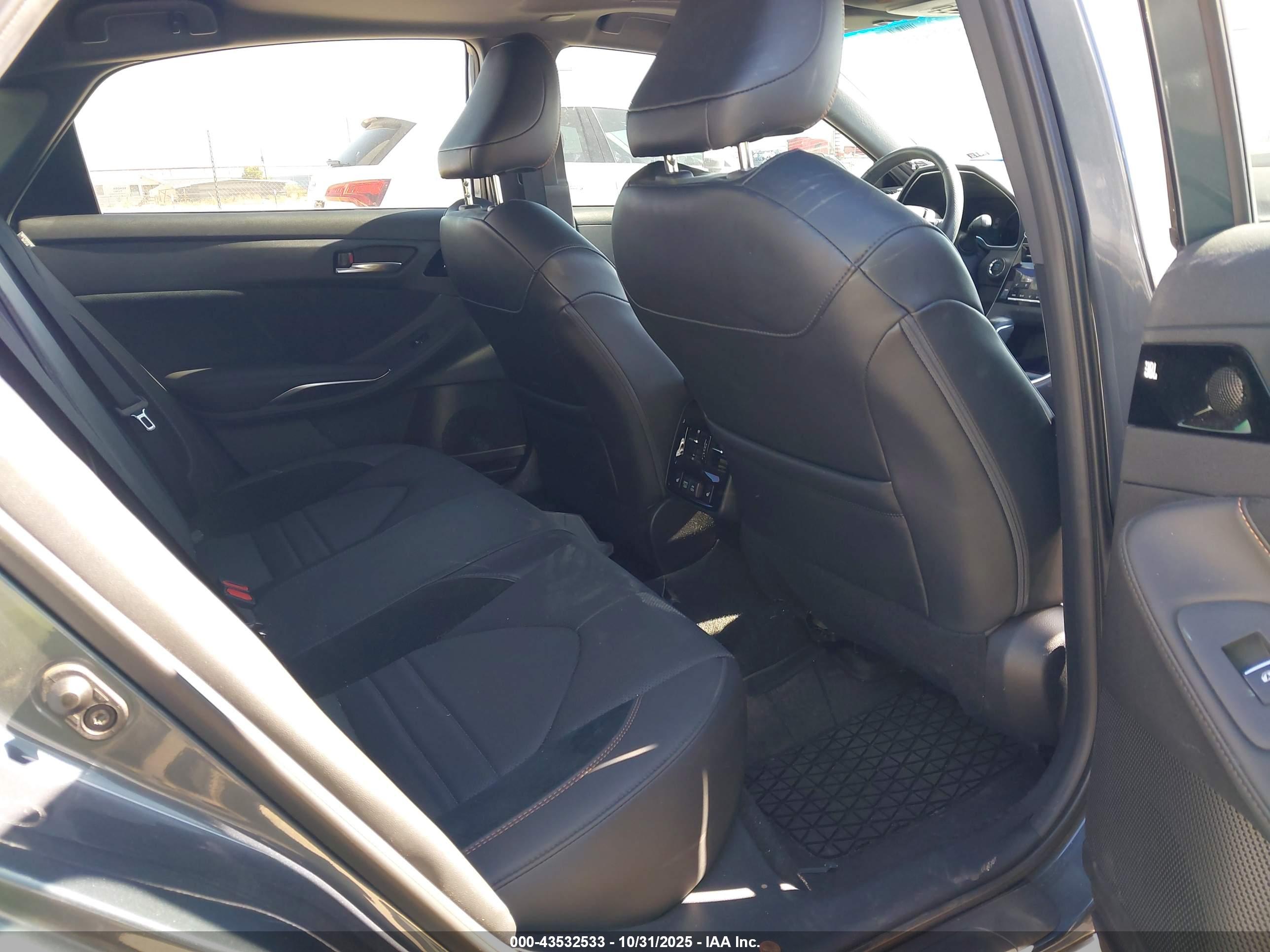 TOYOTA AVALON image 8
