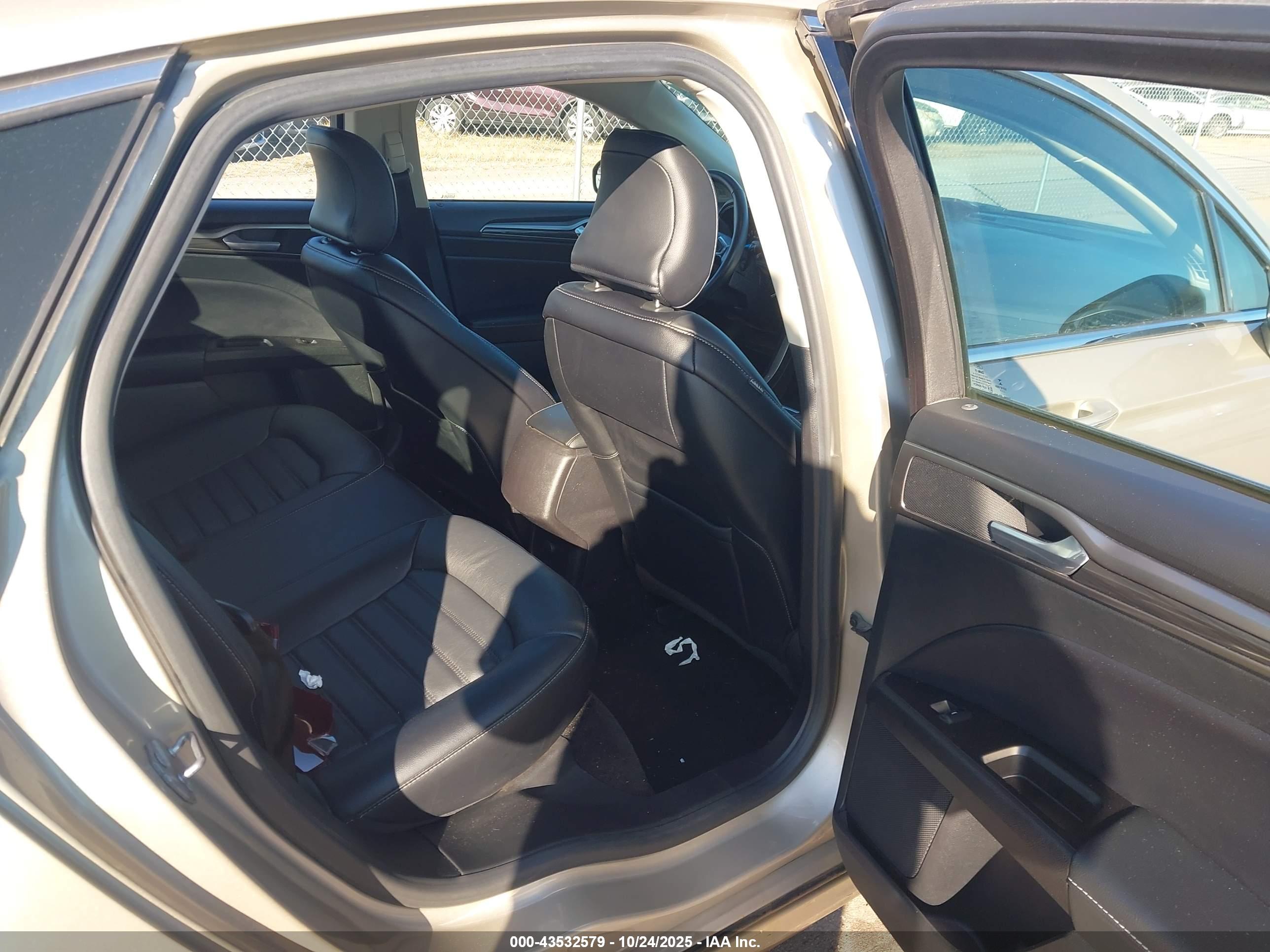 FORD FUSION image 8