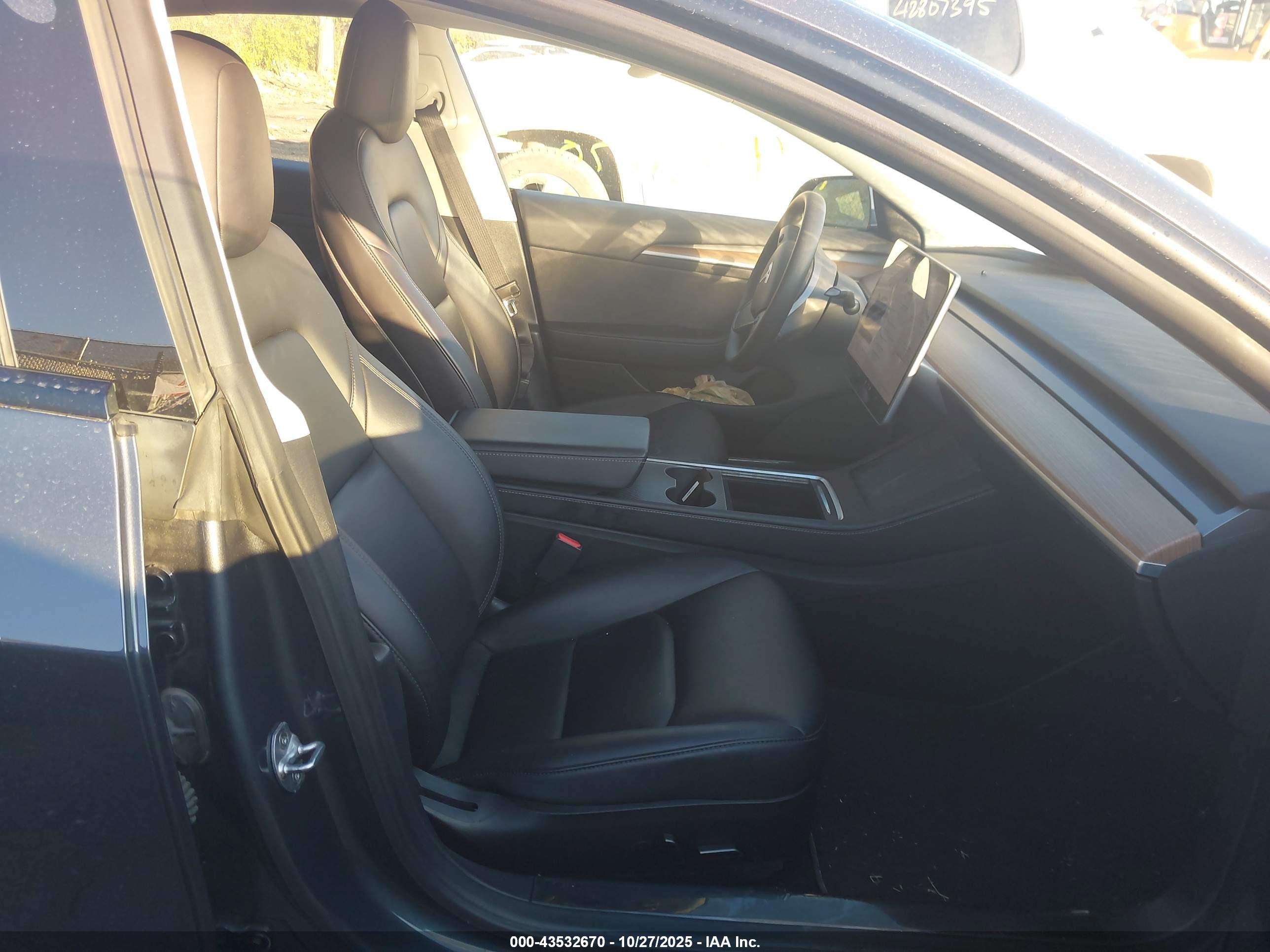TESLA MODEL image 5