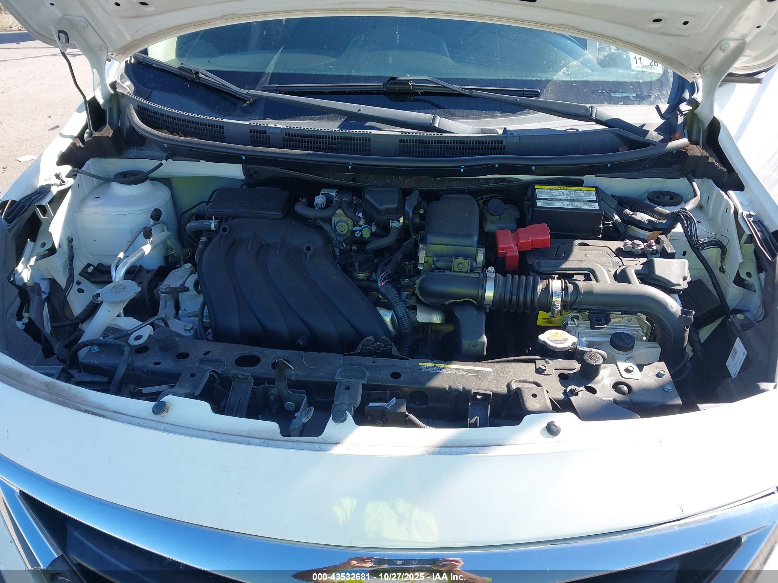 NISSAN VERSA image 10