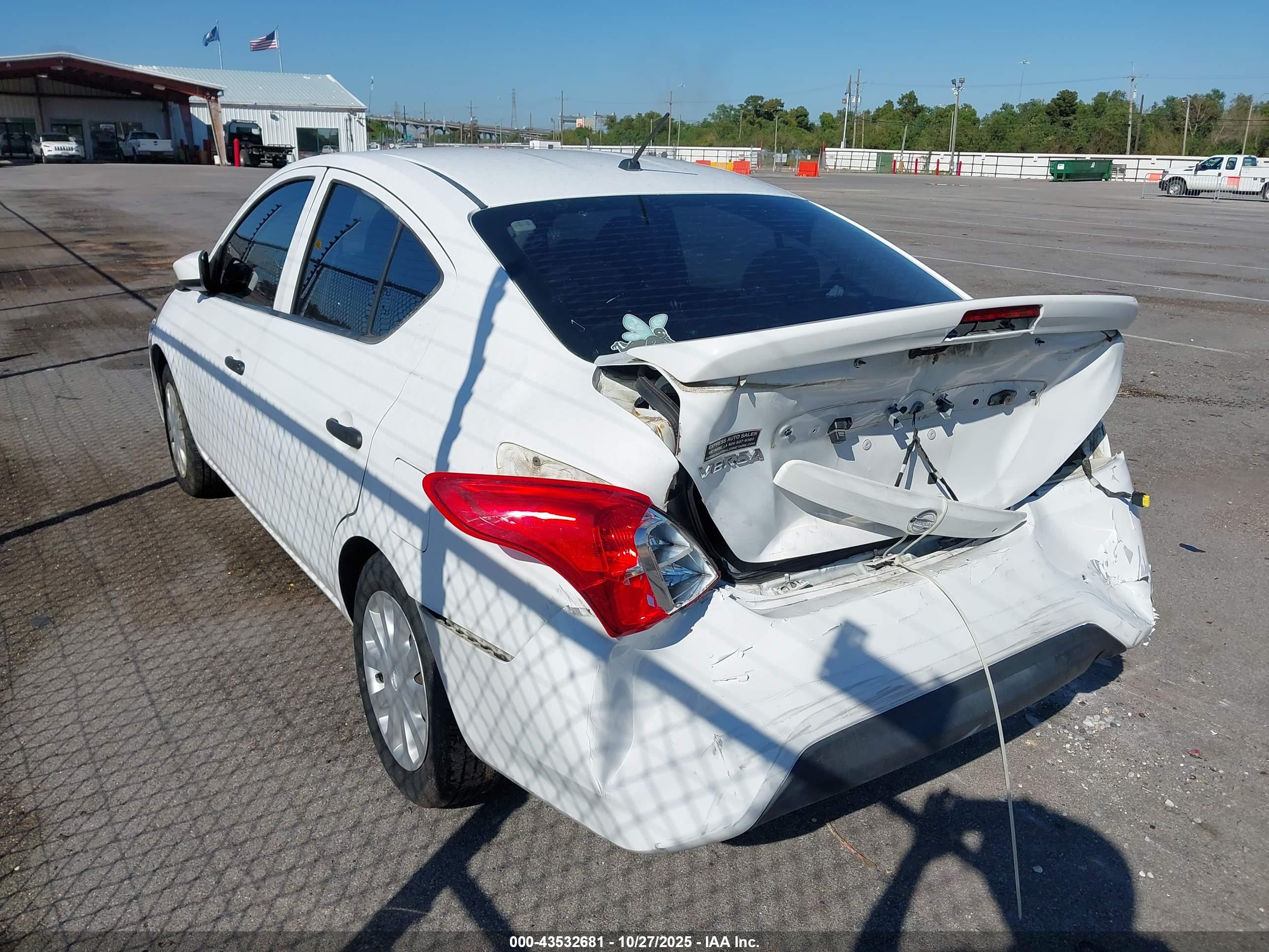 NISSAN VERSA image 3