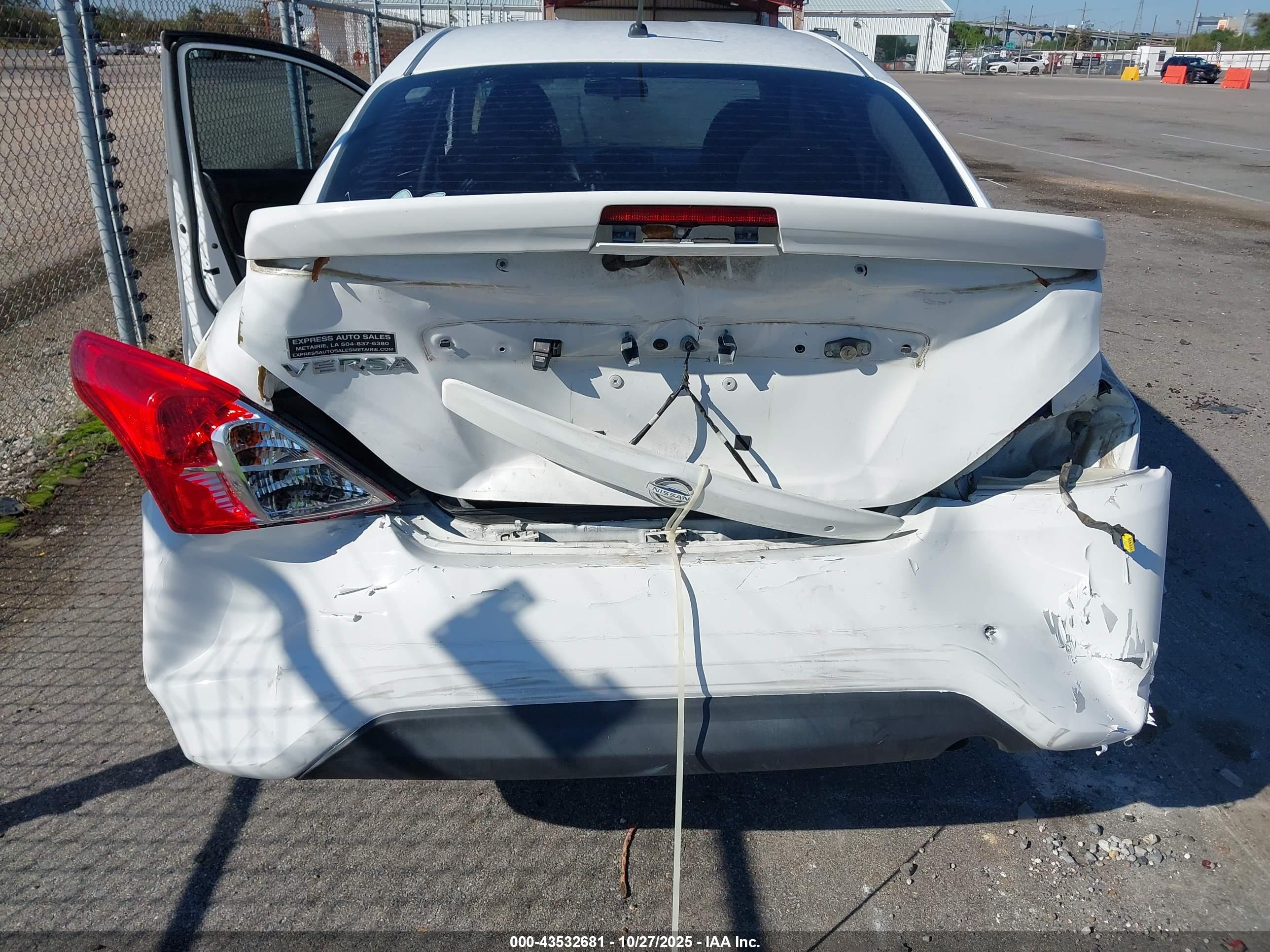 NISSAN VERSA image 6