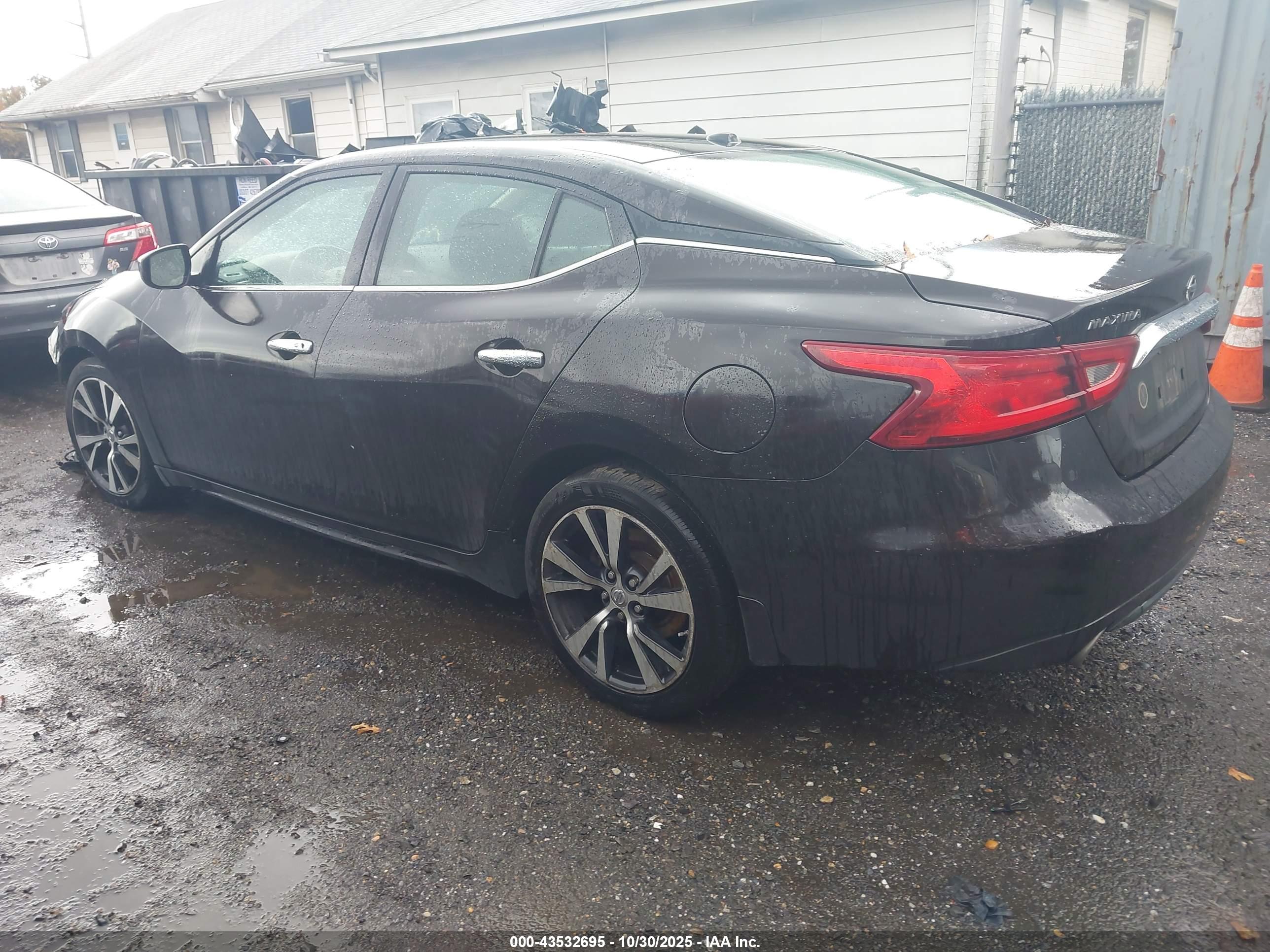 NISSAN MAXIMA image 3