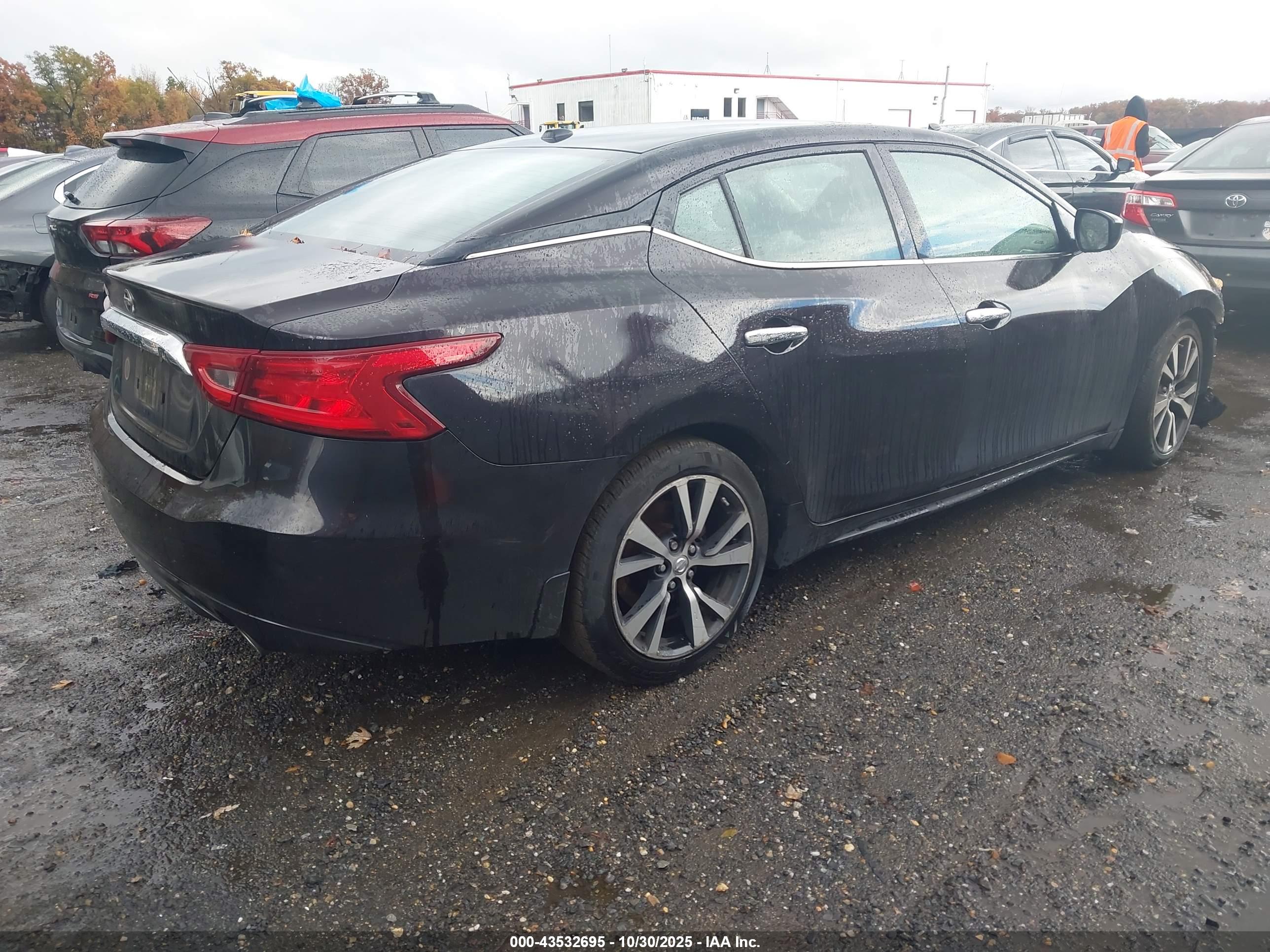 NISSAN MAXIMA image 4