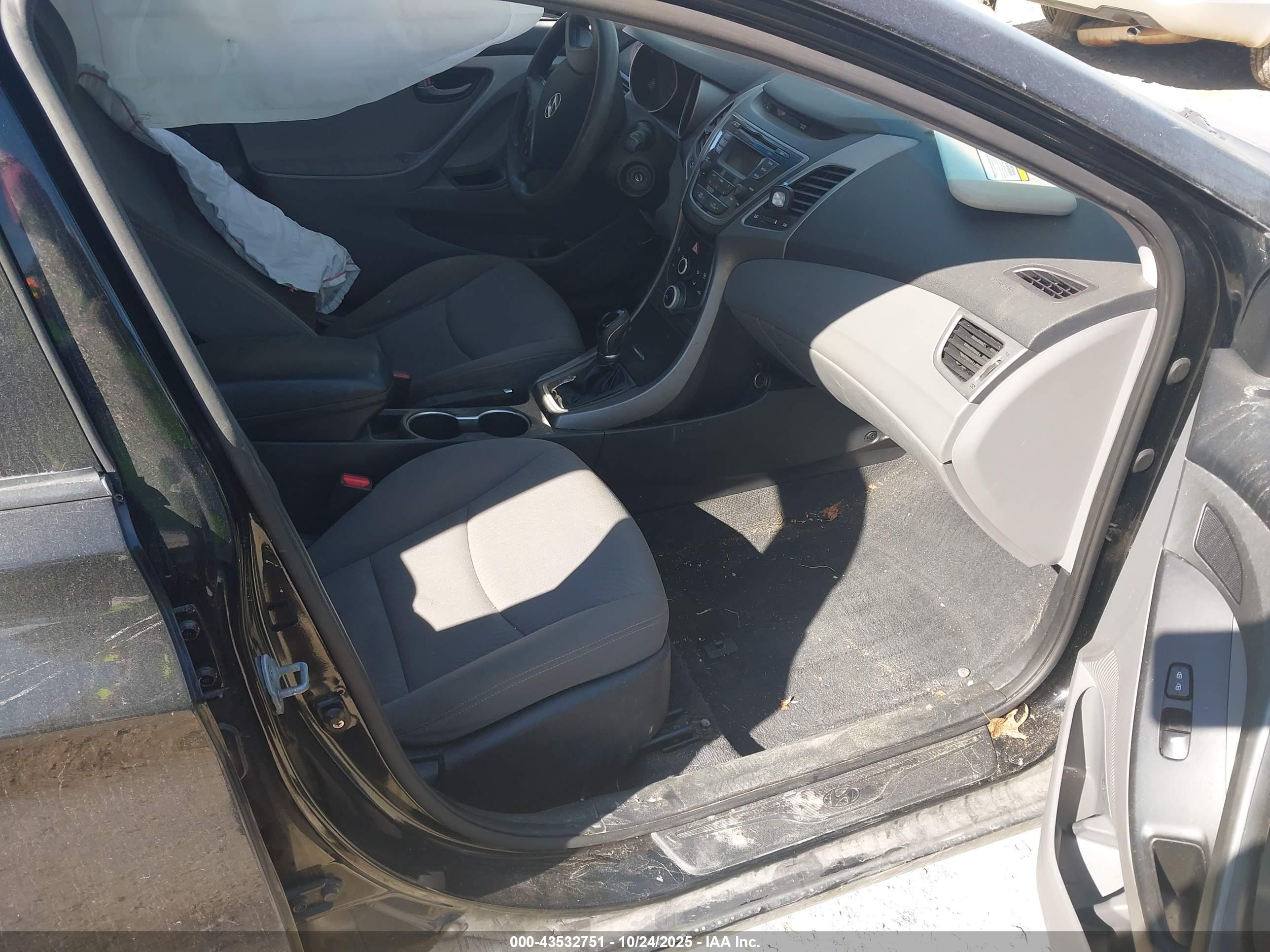 HYUNDAI ELANTRA image 5