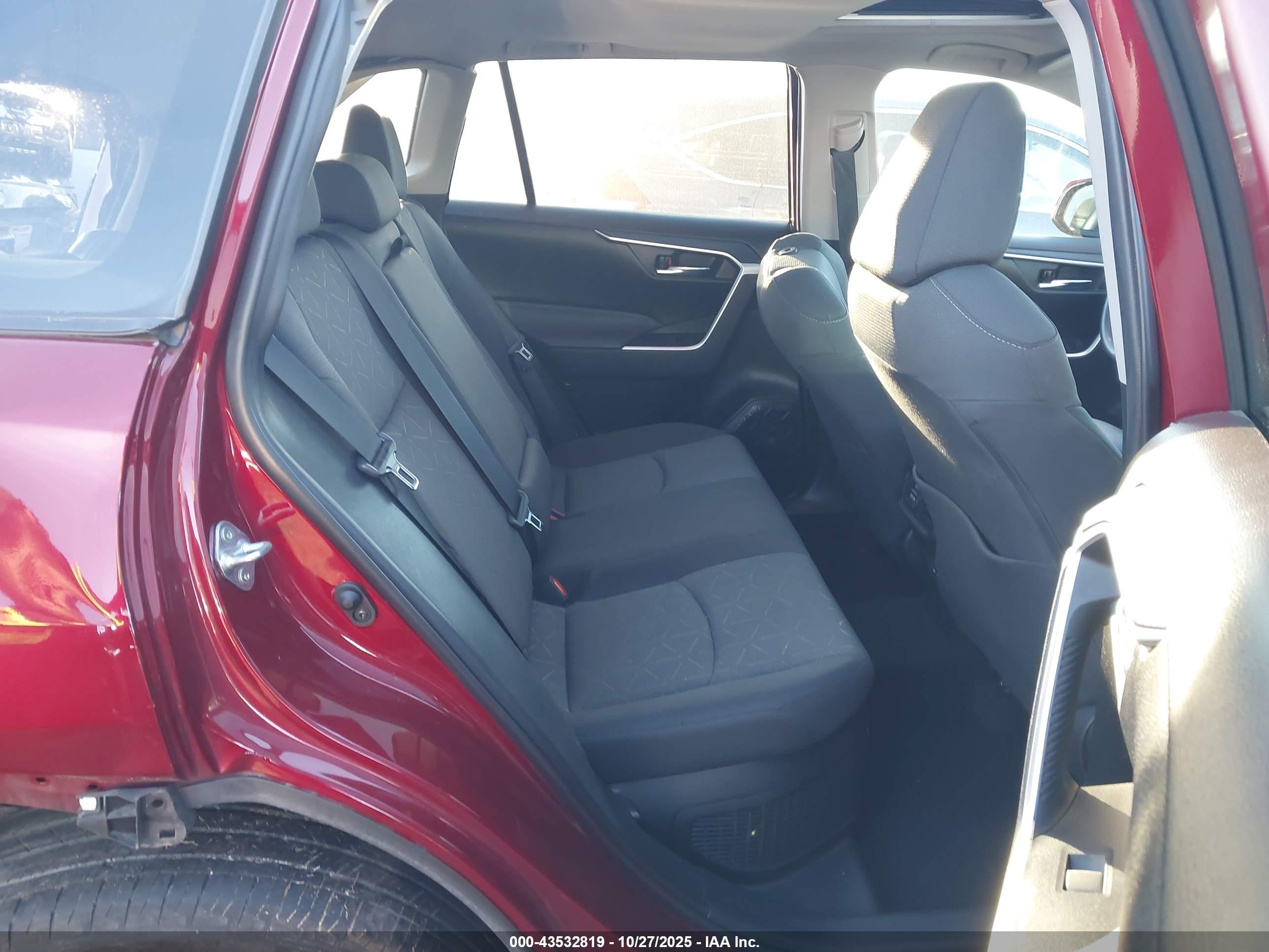 TOYOTA RAV4 image 8