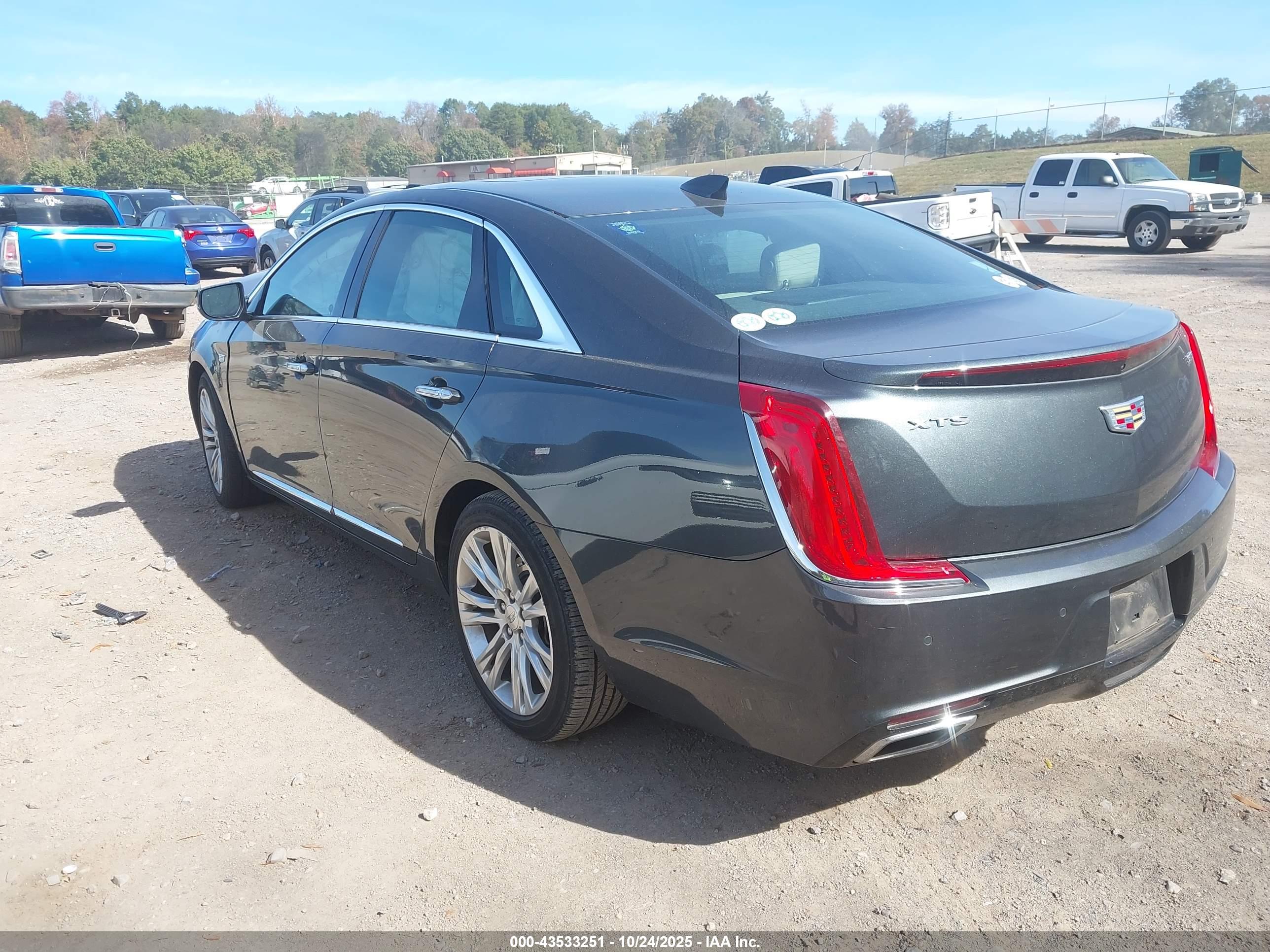 CADILLAC XTS image 3