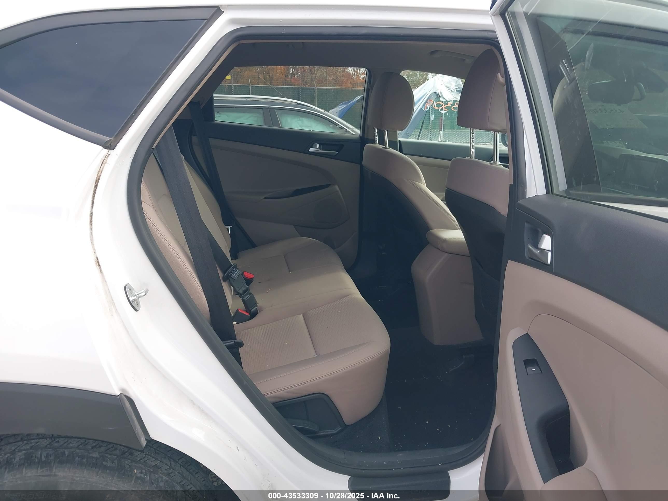 HYUNDAI TUCSON image 8
